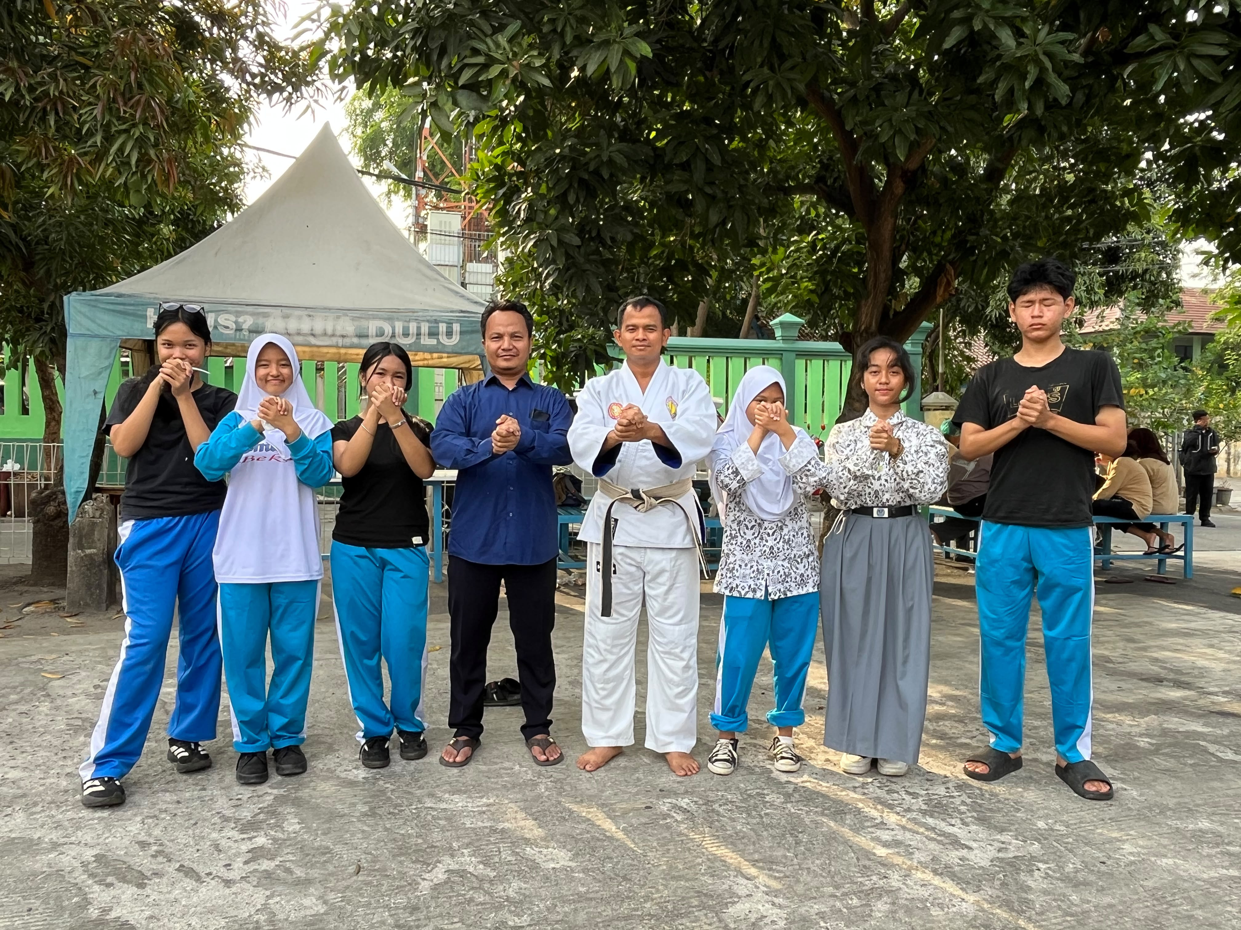 Kapolsek Bekasi Selatan Gelar Latihan Perdana Ju Jitsu Untuk Siswa SMAN 3 Kota Bekasi, Dorong Lahirnya Atlet Berprestasi