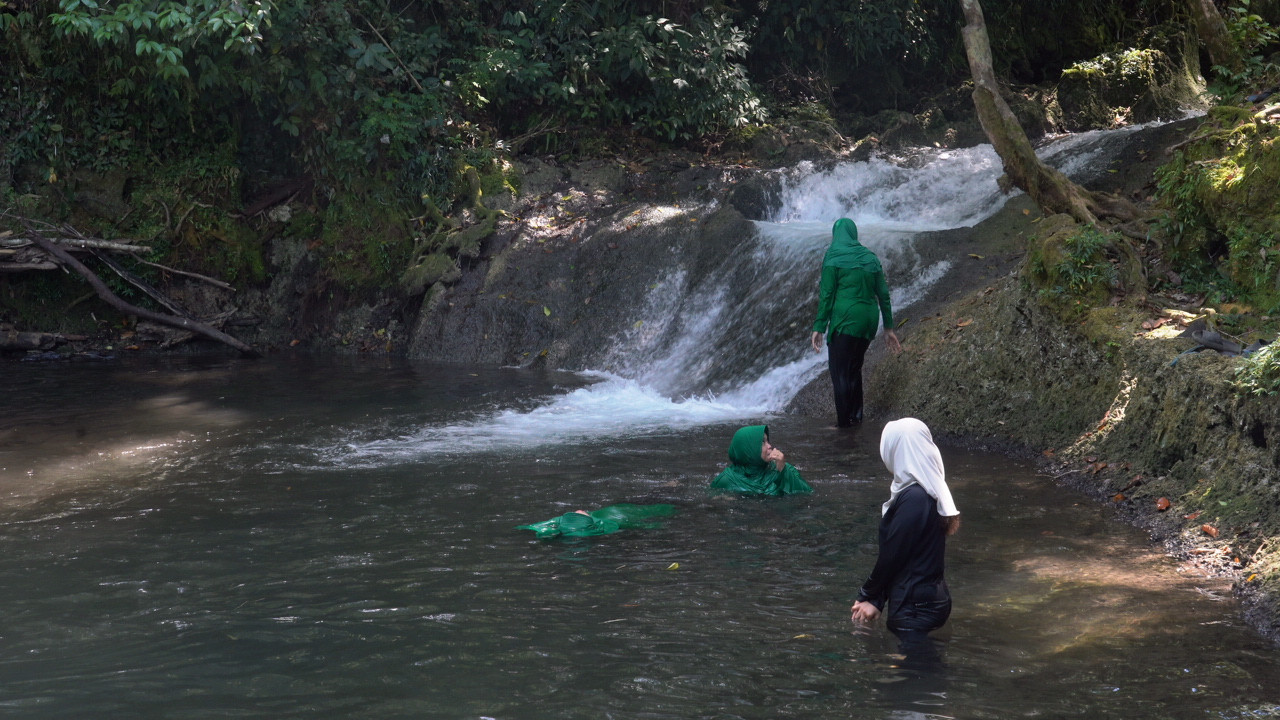 Jembatan Wisata Rampung, Persit Nikmati Keindahan Air Terjun Kampung Sesor