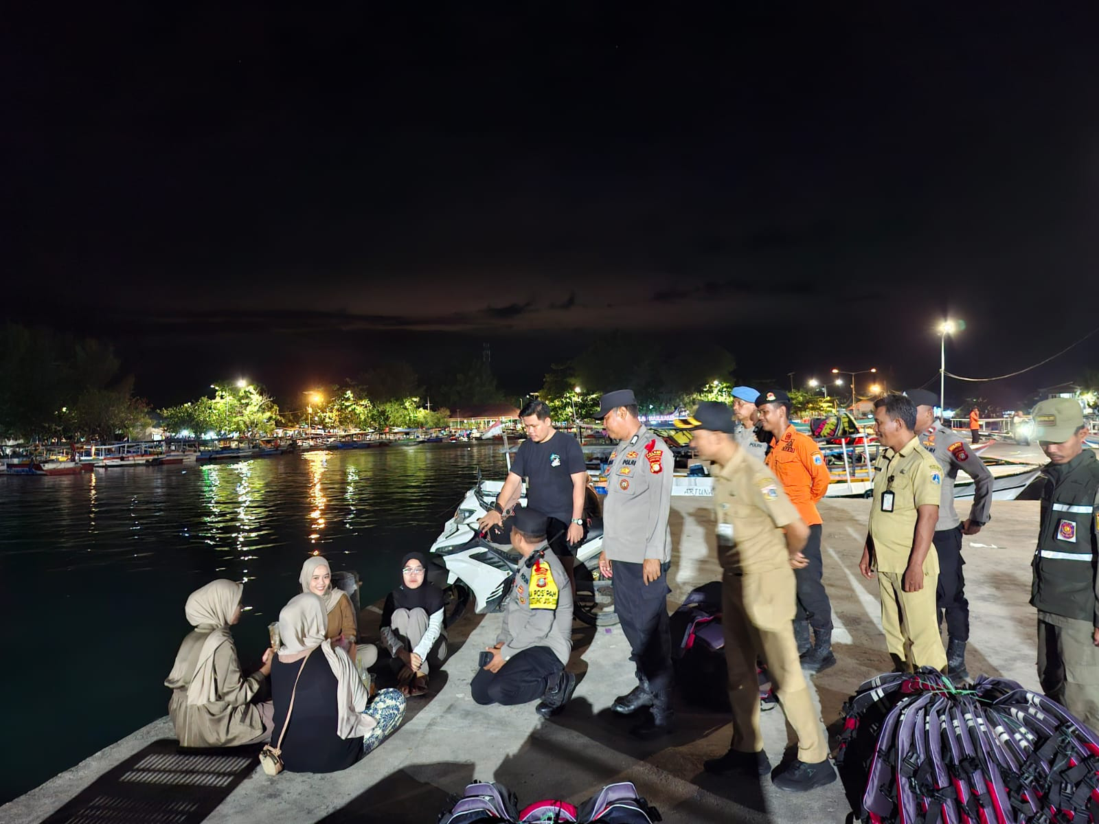 Patroli Malam Humanis, Anggota Pospam Ops Ketupat Jaya 2026 Polres Kepulauan Seribu Jaga Rumah Warga yang Ditinggal Mudik, Layanan 110 Disiagakan