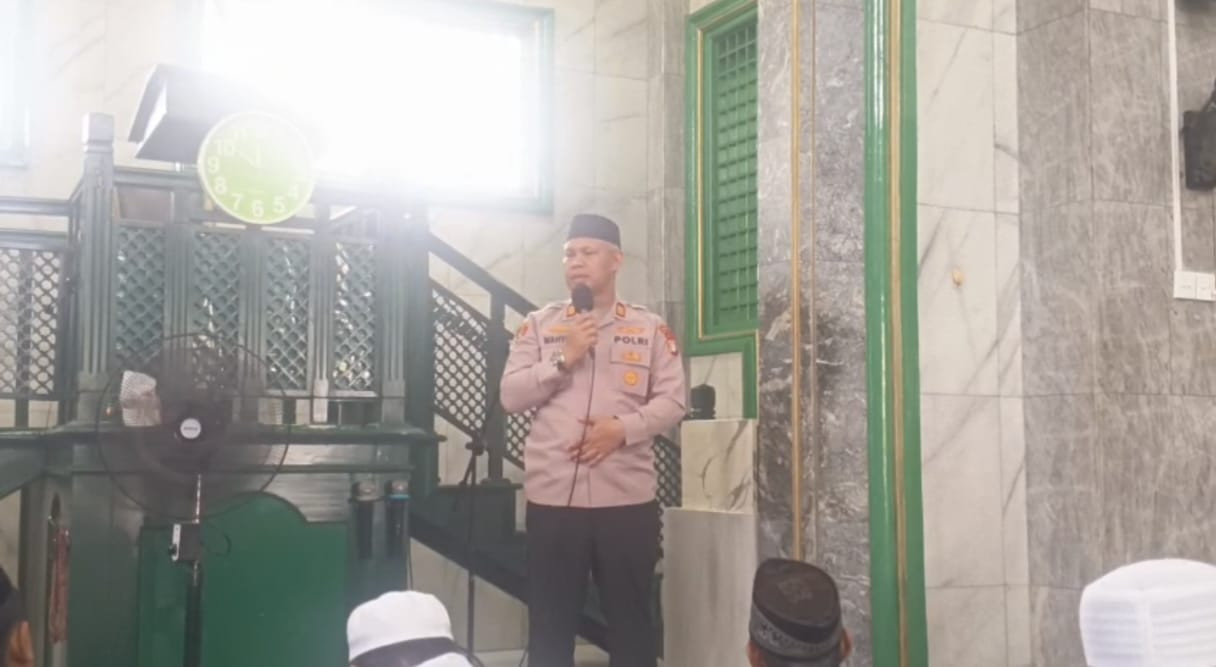 Jaga Jakarta On The Spot, Kapolsek Bekasi Barat Sampaikan Pesan Kamtibmas Sebelum Sholat Jumat di Jakasampurna