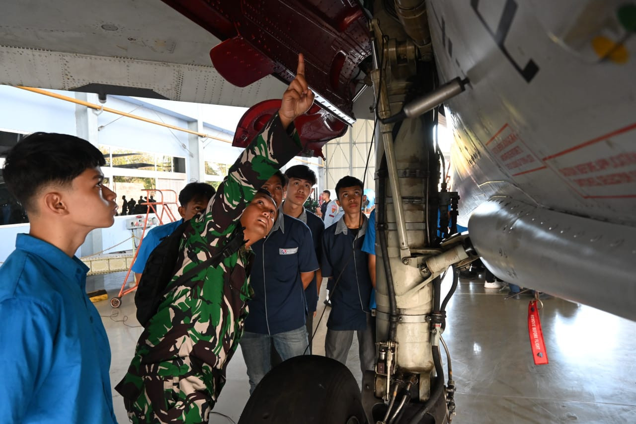 Mahasiswa Politeknik Bosowa Kunjungi Skatek 044 Lanud Sultan Hasanuddin