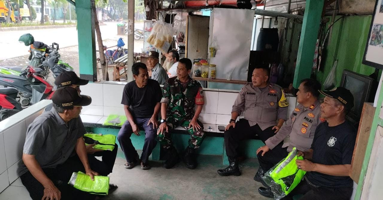 Sinergitas TNI-Polri: Patroli dan Kunjungan Poskamling di Wilayah Medansatria