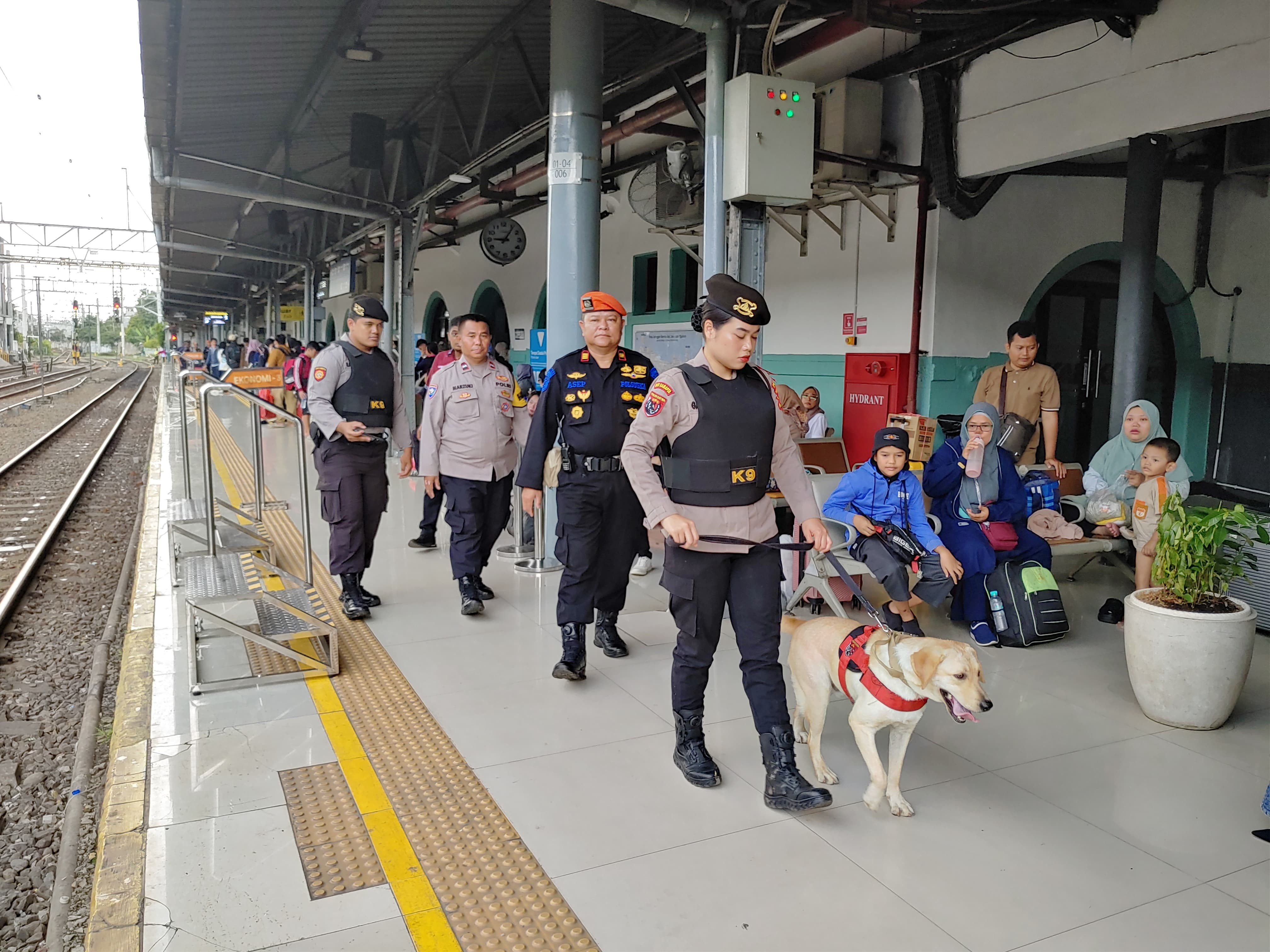 Mulai Dipadati Penumpang,Polisi Dan Anjing Pelacak Standbay Di Stasiun Pasar Senen