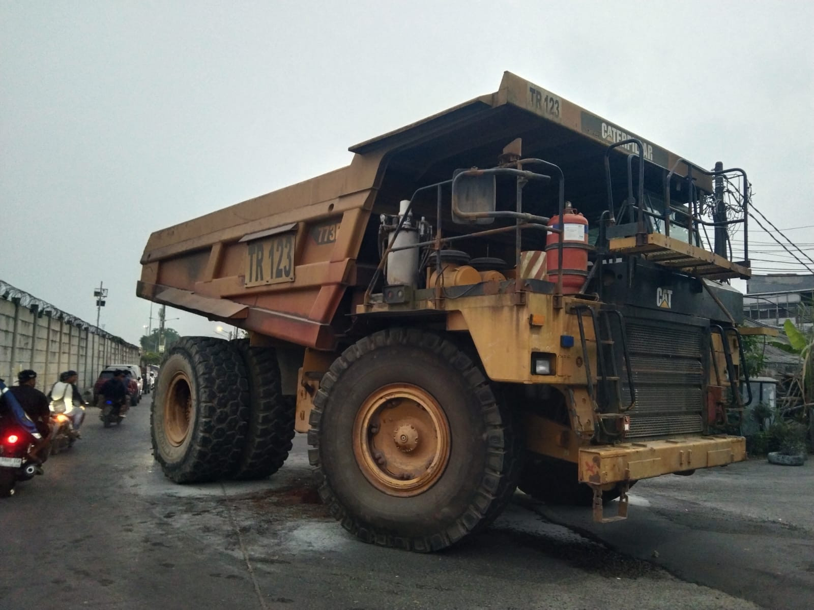 Dump Truck Diduga untuk Aktivitas Tambang Terbakar di Tengah Permukiman Kalibaru