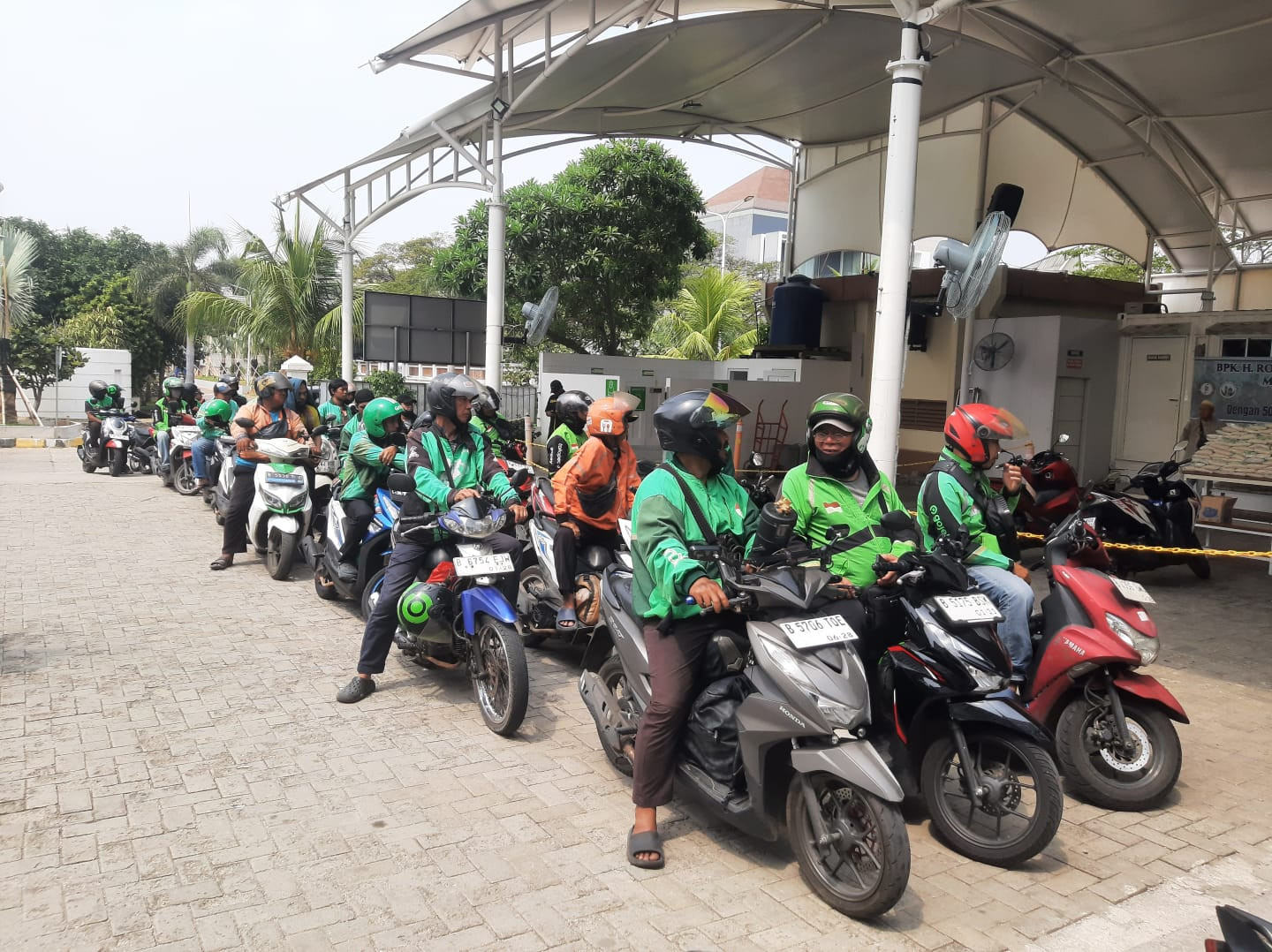 Pengurus Masjid Al Qohhar Bagikan 500 Paket Sembako untuk Pengemudi Ojol di Penjaringan