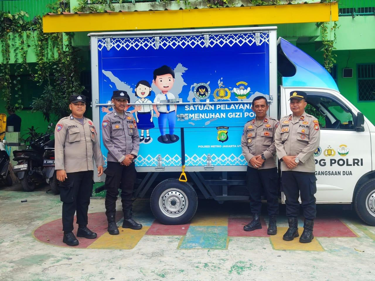 Polres Metro Jakarta Utara Distribusikan 1.034 Porsi Makanan Bergizi Gratis di Tiga Sekolah At-Taqwa Kelapa Gading Berjalan Lancar