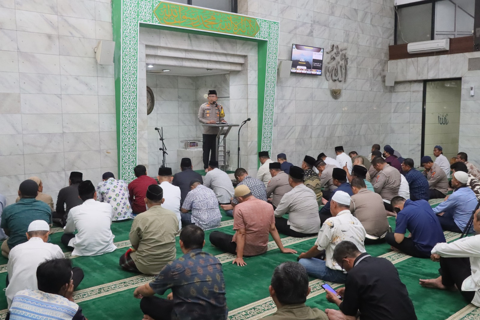 Jumat Curhat, Kapolres Metro Jakarta Utara Ajak Warga Jalin Kebersamaan di Masjid Baiturrahman Ancol