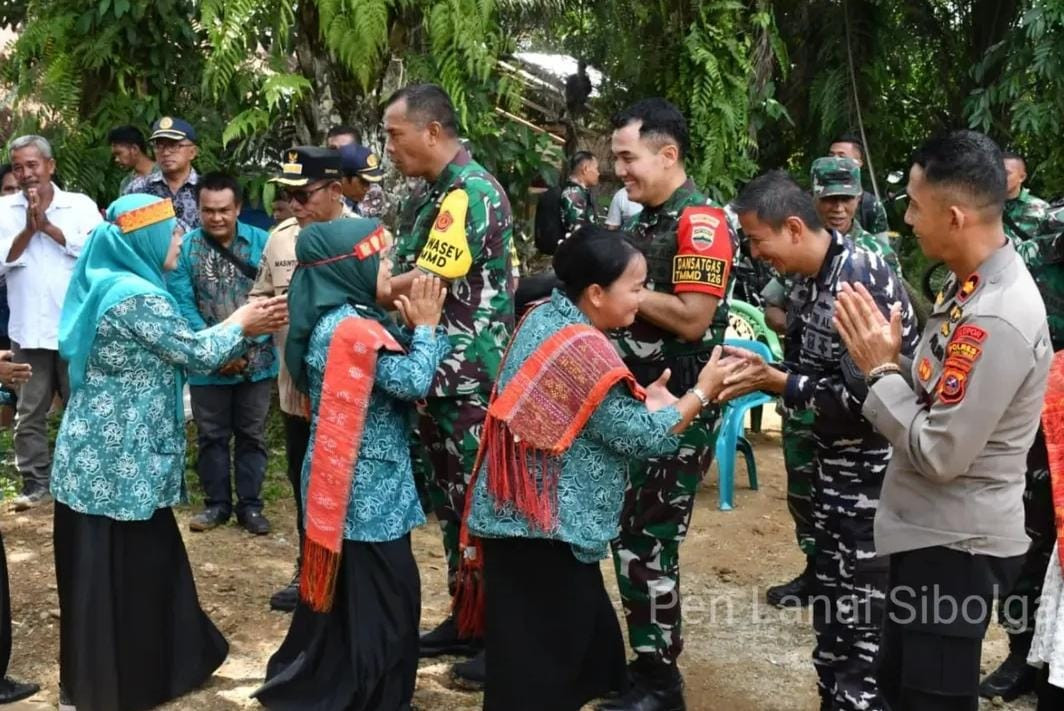 Danlanal Sibolga Dampingi Asops KASAD Tinjau Pelaksanaan TMMD Ke-126 TA. 2025 Kodim 0211/TT di Kecamatan Sibabangun