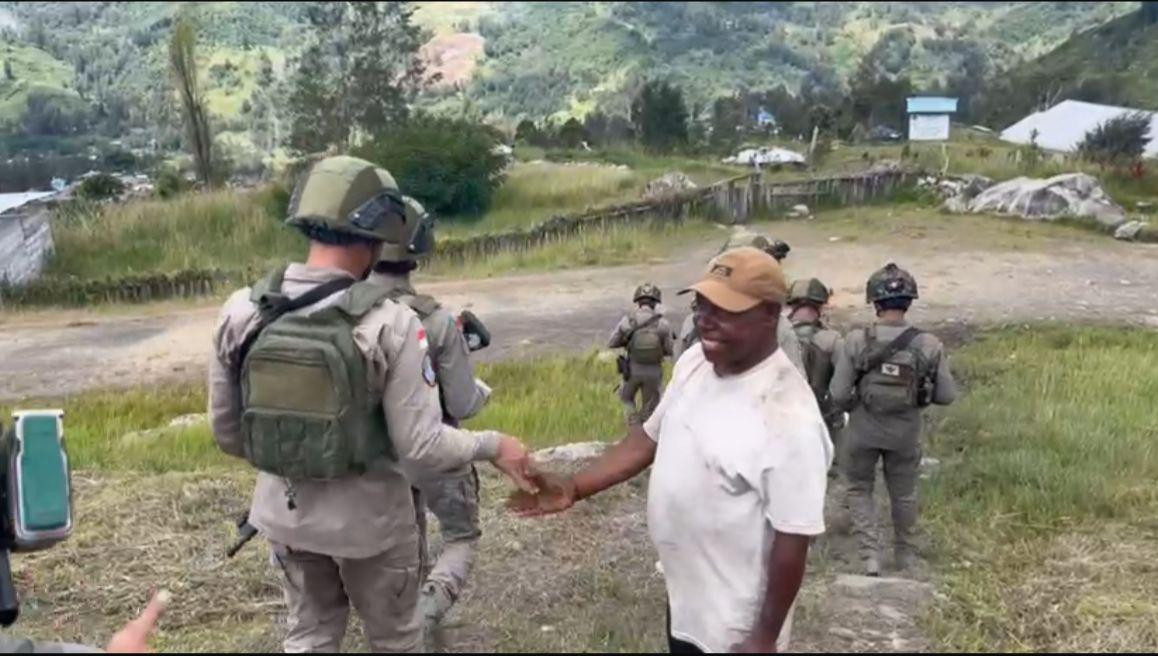 Satgas Damai Cartenz Gelar Patroli Humanis dan Pelayanan Kesehatan di Sinak