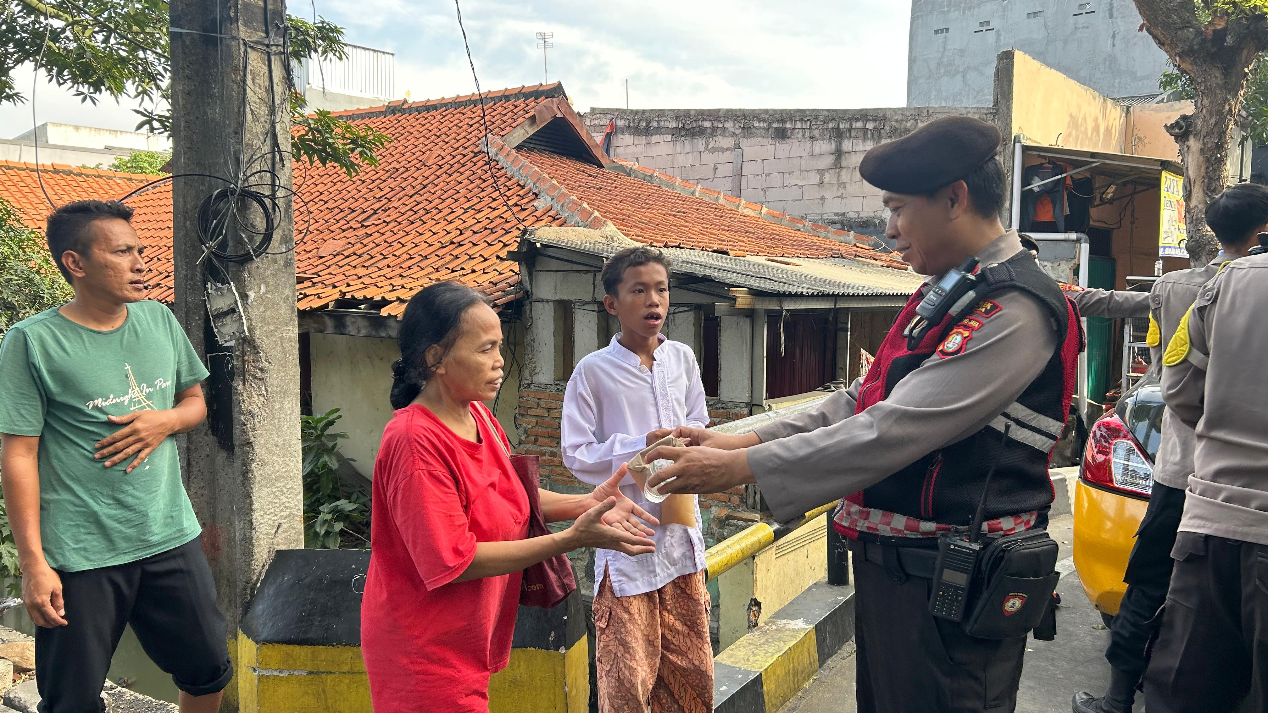 Polsek Koja Gelar Jumat Berkah: 50 Paket Nasi Bungkus Dibagikan ke Masyarakat dan Ojol