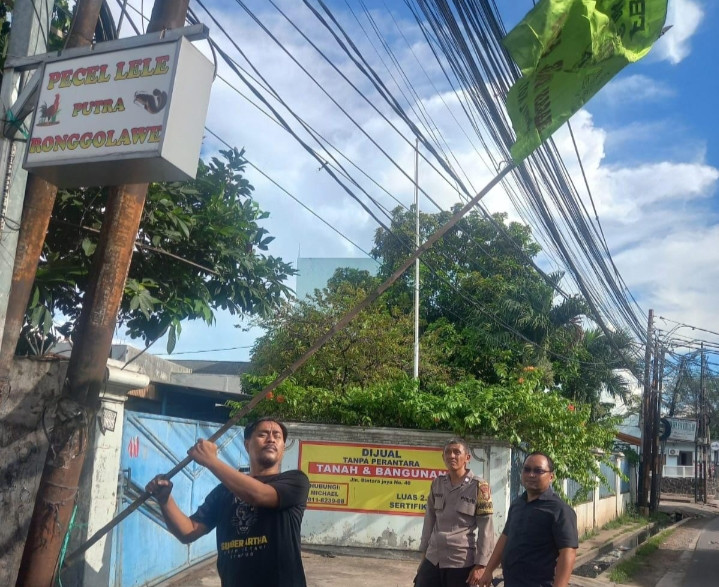 Kesadaran Anggota Ormas FBR Mencopot Atribut Benderanya