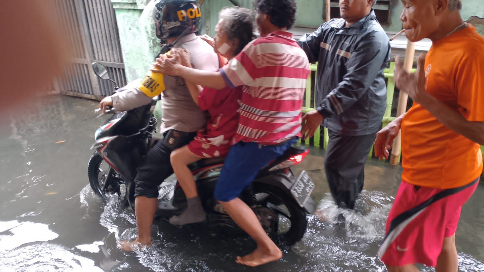 Bhabinkamtibmas Polsek Koja Lakukan Evakuasi  Cepat Warga Sakit Terdampak Banjir