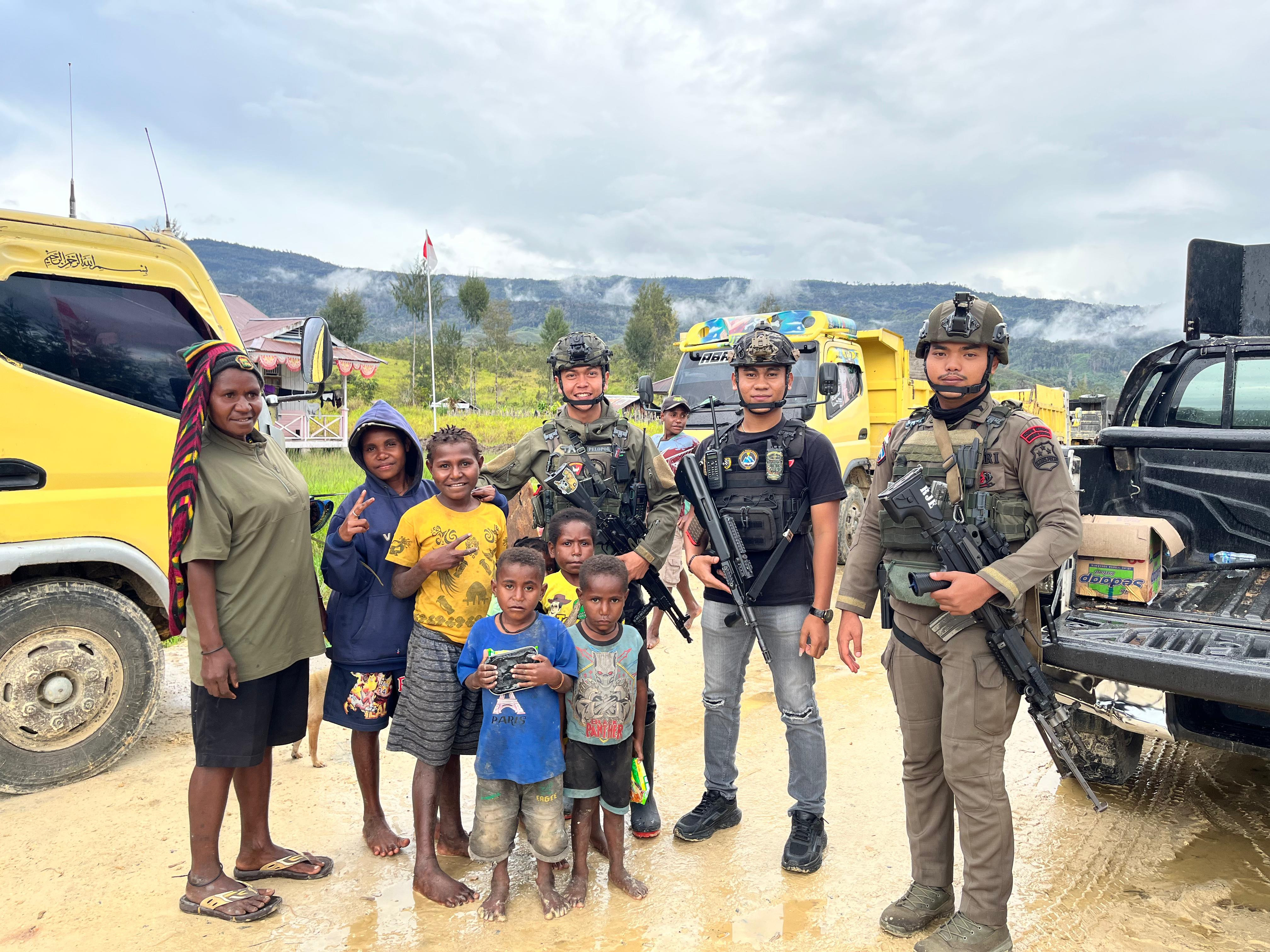 Personel Satgas Ops Damai Cartenz Jalin Komunikasi Humanis Bersama Masyarakat Bibida, Paniai