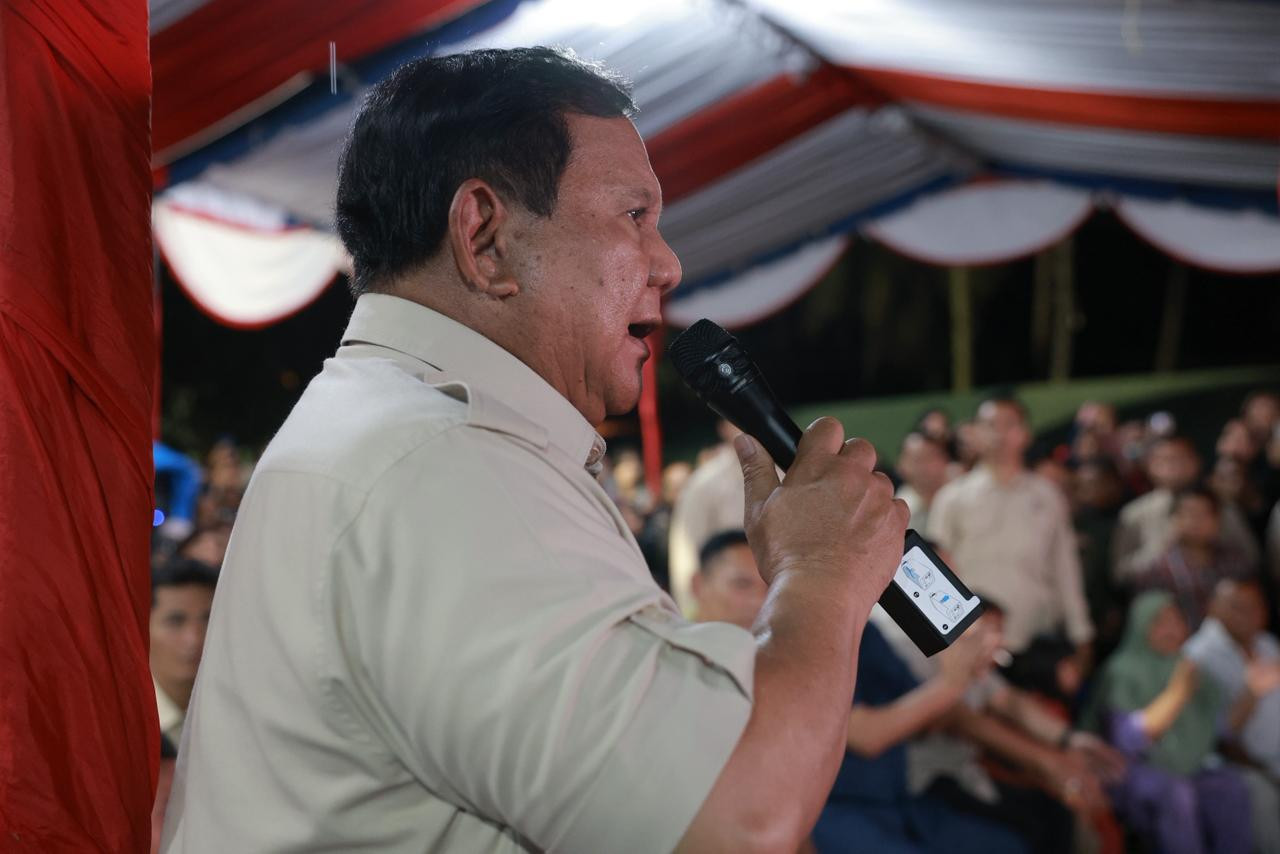 Momen Prabowo Panjatkan Doa Awal Tahun dan Didoakan Balik oleh Warga di Pengungsian Batu Hula