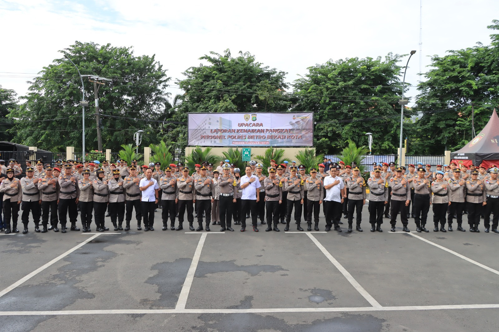 Kapolres Pimpin Upacara Kenaikan Pangkat 134 Personel Polri dan ASN Polres Metro Bekasi Kota