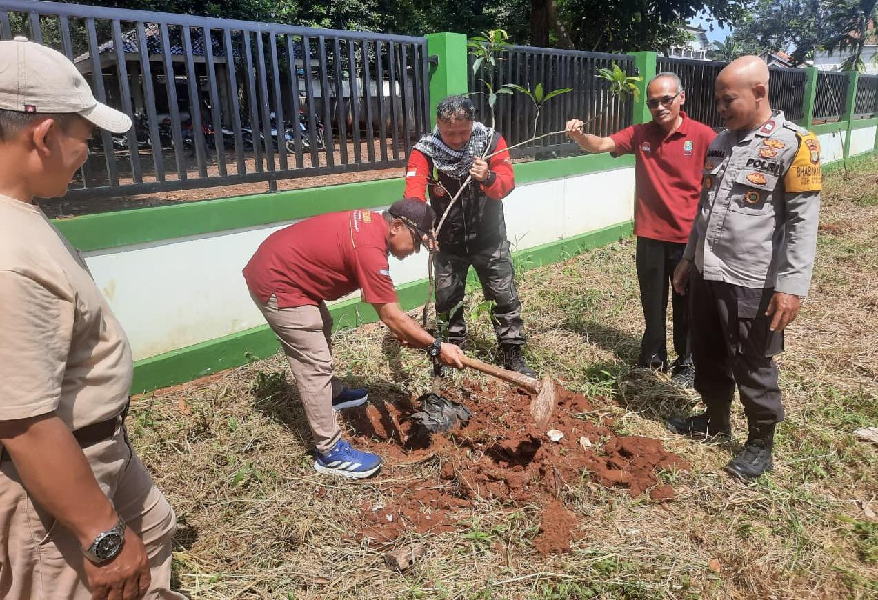 May Day Berbeda di Kota Bekasi: Buruh dan Polisi Tanam Pohon Bersama