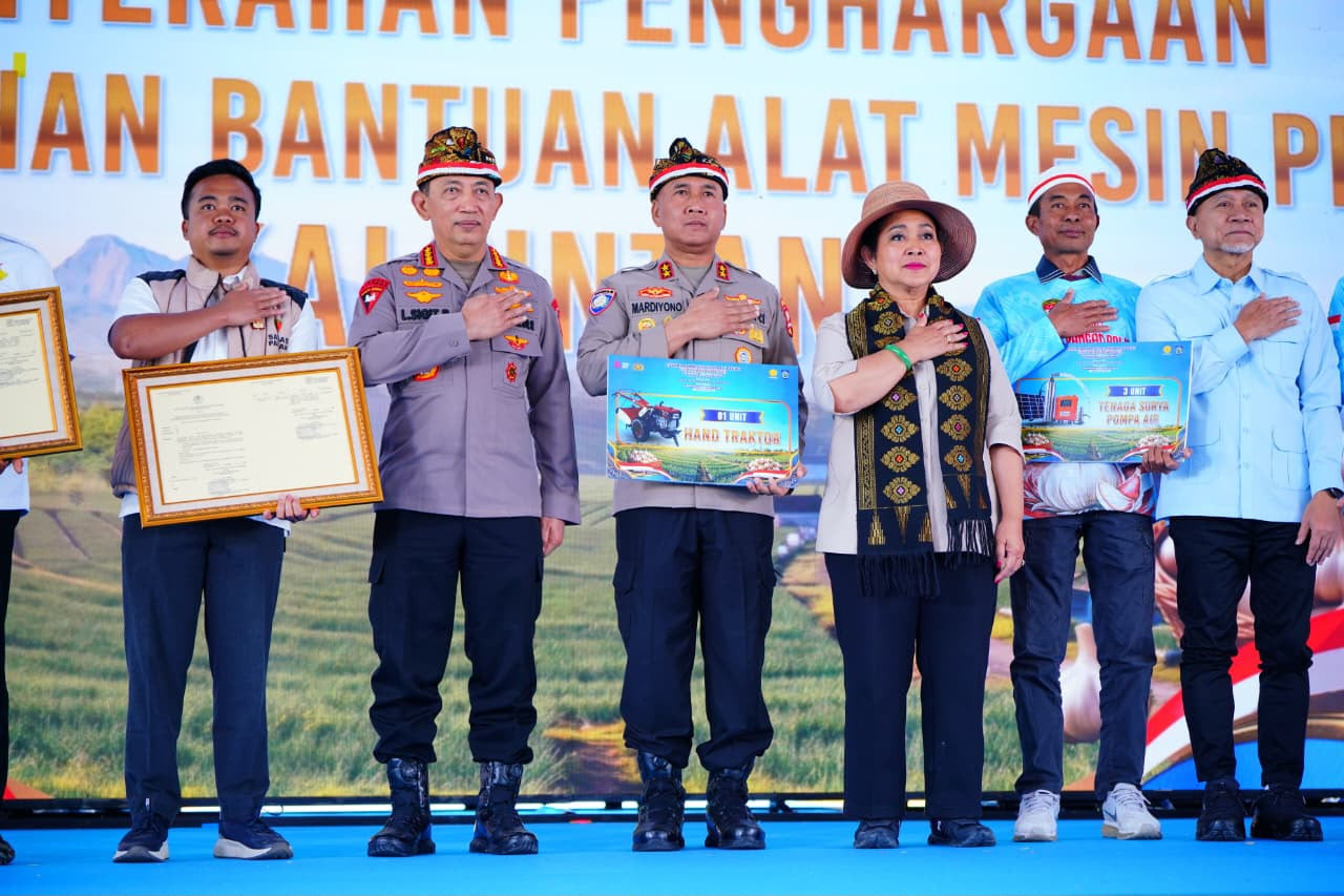 Polri Raih Rekor MURI Penanaman Bawang Putih Serentak di Lahan Terluas