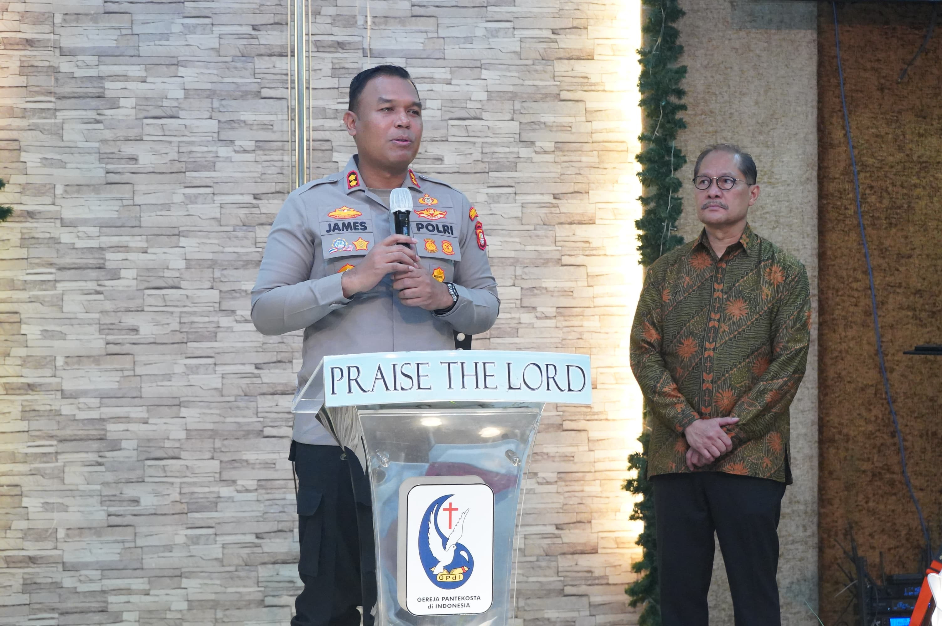 Wakapolres Metro Jakarta Utara Kunjungi Gereja Pantekosta dalam Program "Minggu Kasih"