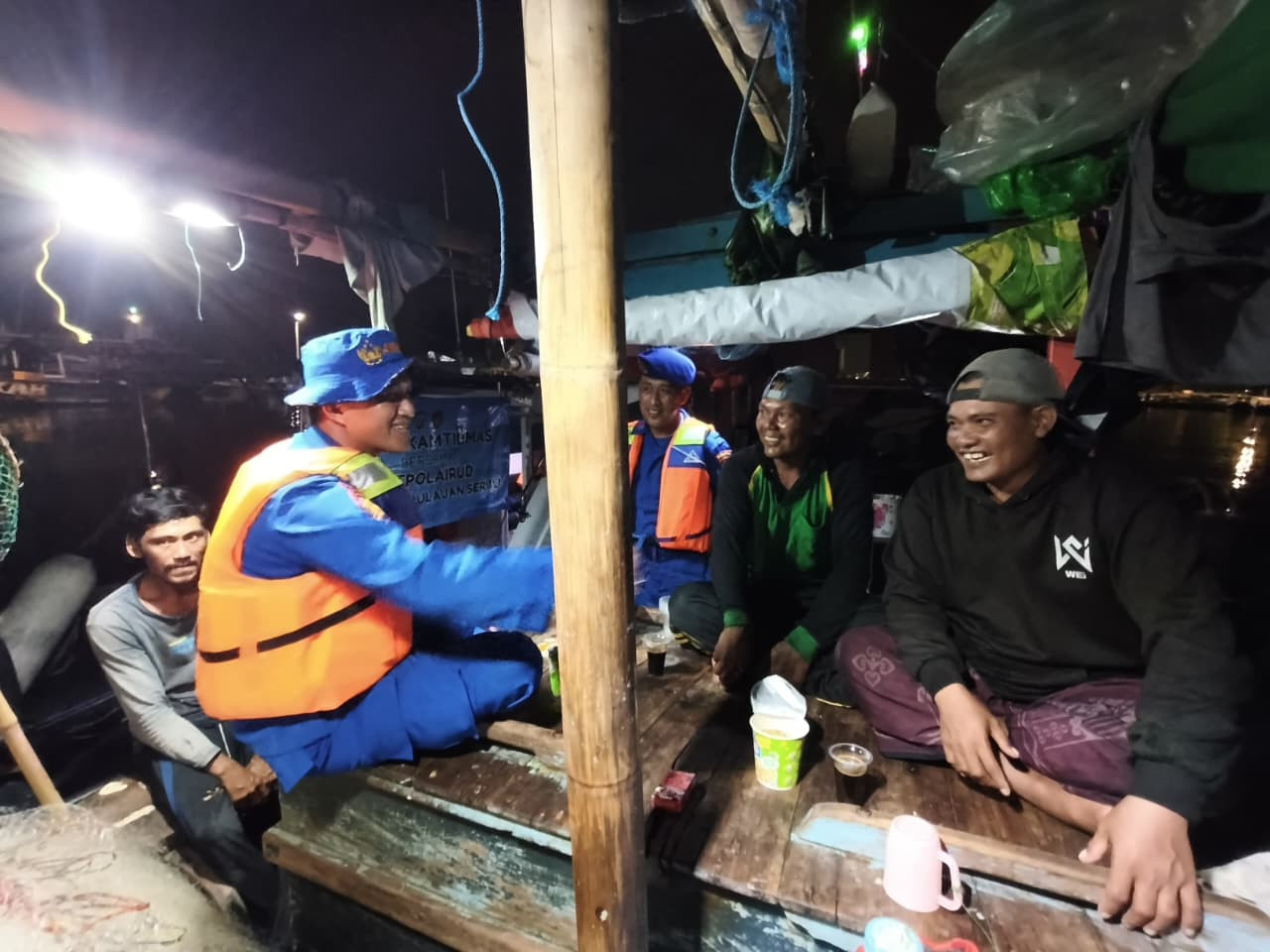Patroli Satpolairud Polres Kepulauan Seribu Gelar Ngopi Kamtibmas Bersama Nelayan, Jaga Wilayah Tetap Aman Selama Liburan Wisatawan