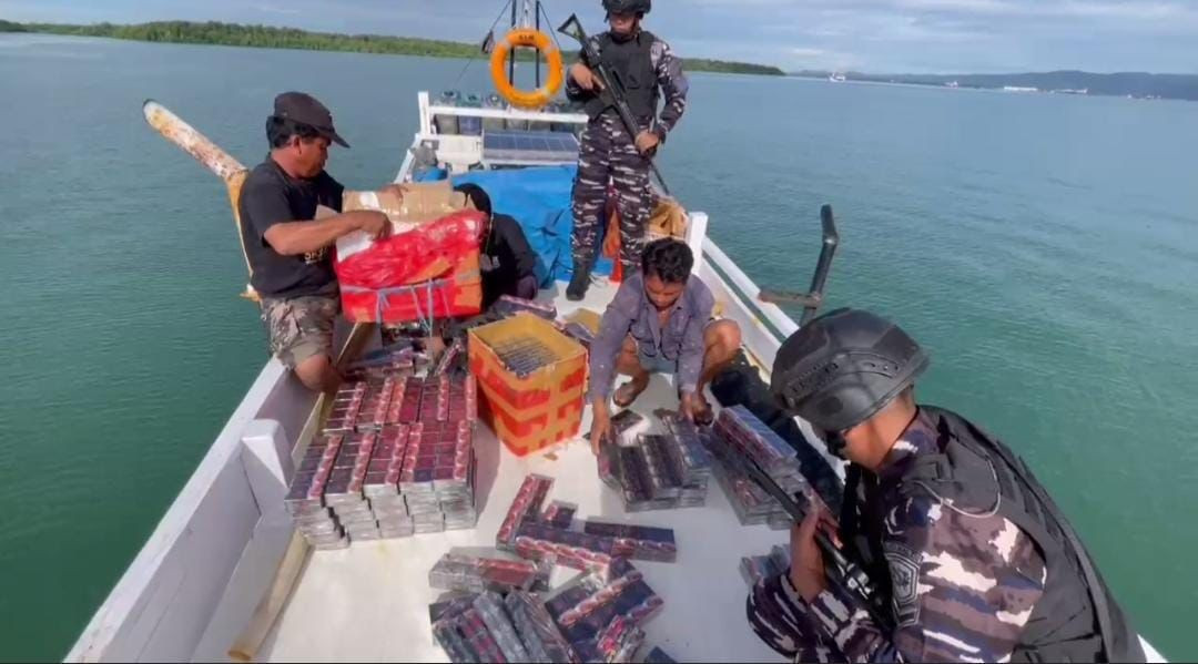 TNI AL GAGALKAN UPAYA PENYELUNDUPAN RIBUAN ROKOK ILEGAL DI WILAYAH PERAIRAN SELAT LAUT KOTABARU