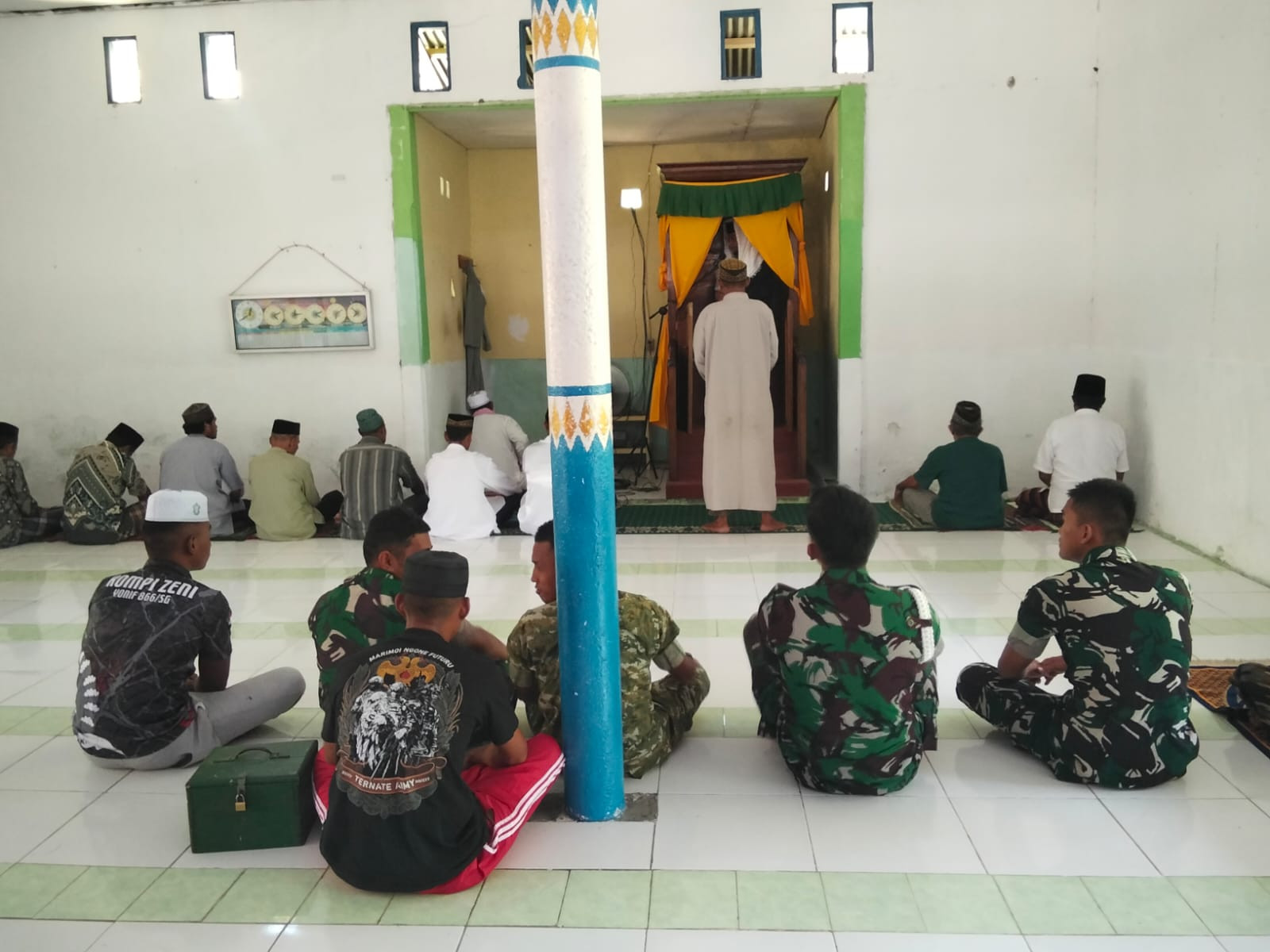 Tingkatkan Iman dan Taqwa, Satgas TMMD 129 Kodim 1505/Tidore Tunaikan Shalat Jumat Bersama Warga