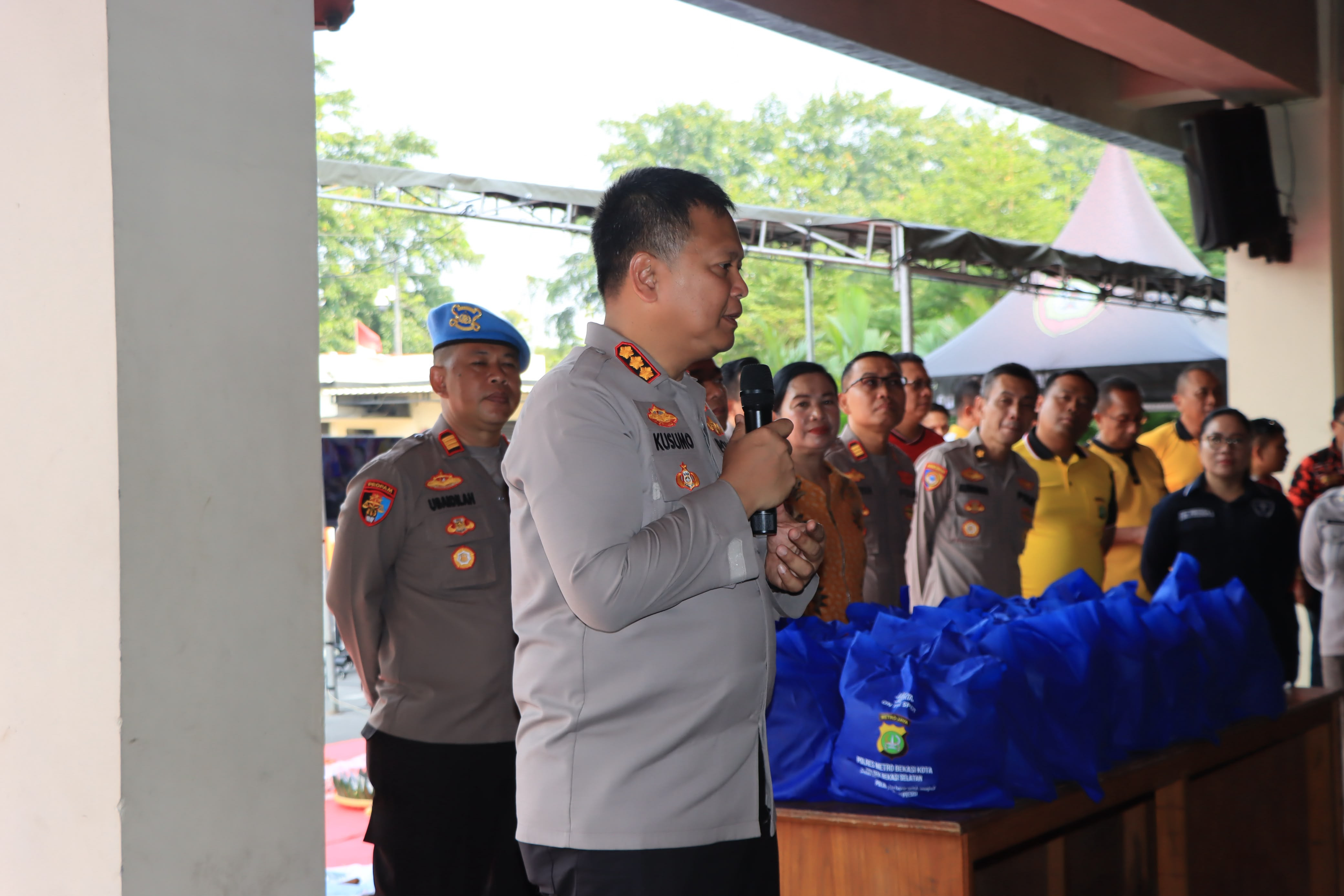 Rangkul Ojol Hingga Ormas, Polres Metro Bekasi Kota Salurkan Bansos Sembako Demi Jaga Ketahanan Pangan Warga