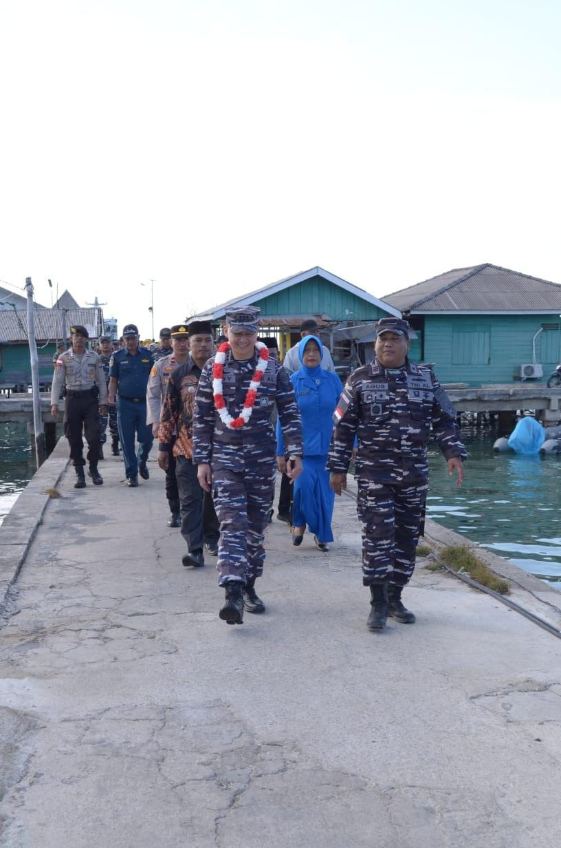 Danlanal Ranai Cek Kesiapan Prajurit Pos TNI AL Midai dan Tinjau Aset Pertahanan Srategis di Pulau Midai