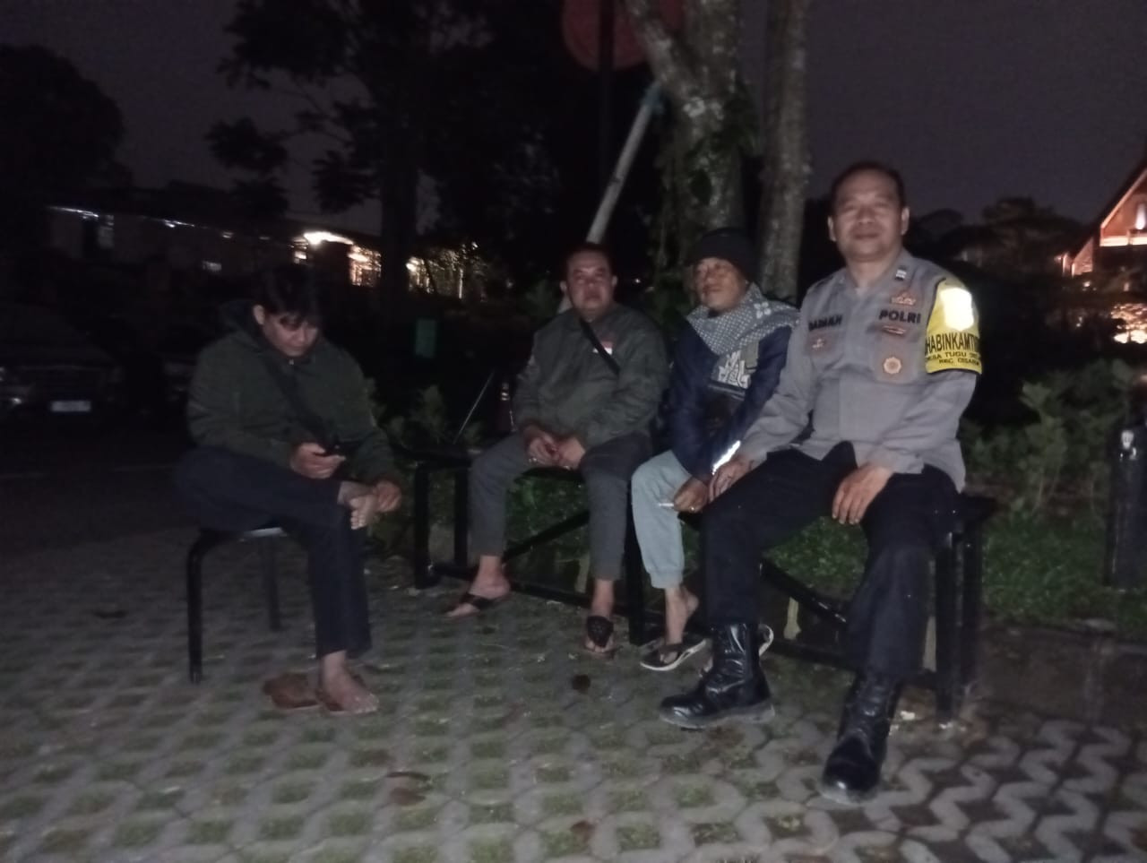 Bhabinkamtibmas Polsek Cisarua Polres Bogor kontrol poskamling dan sampaikan pesan kamtibmas