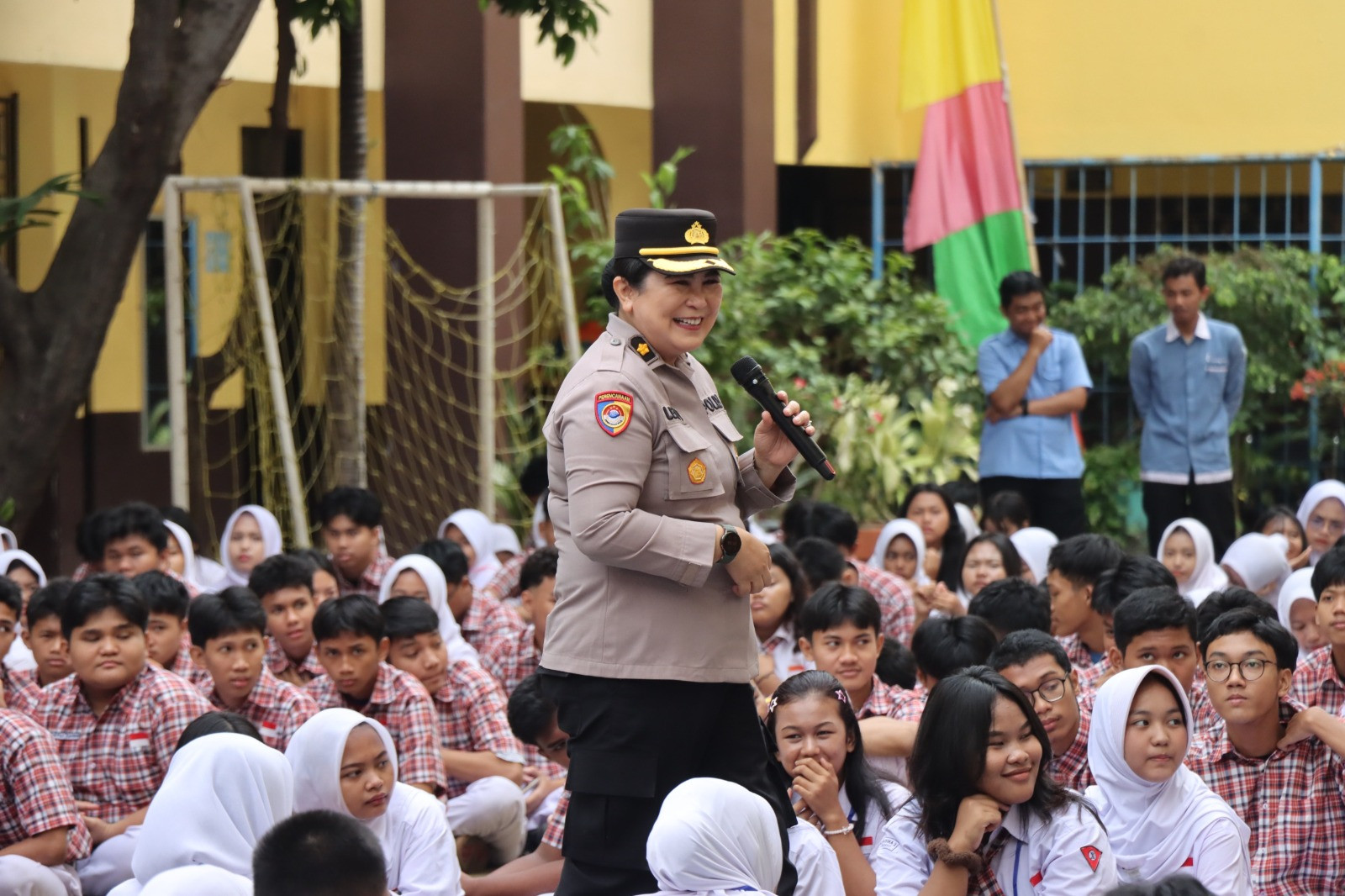 Police Goes To School: Polres Metro Jakarta Barat Bentuk Karakter Pelajar yang Tangguh dan Berprestasi