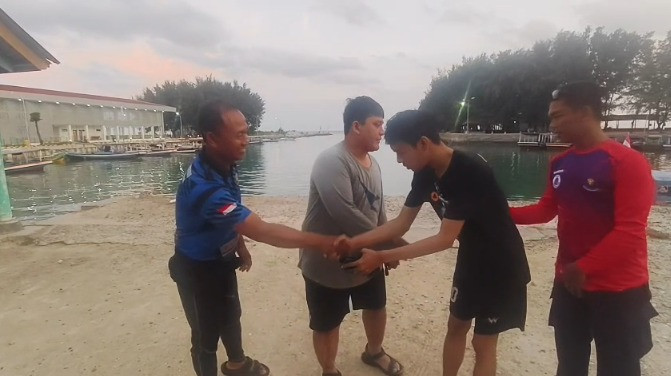 Aksi Sigap Polisi Selamatkan HP Wisatawan yang Jatuh ke Laut di Dermaga Pulau Pari