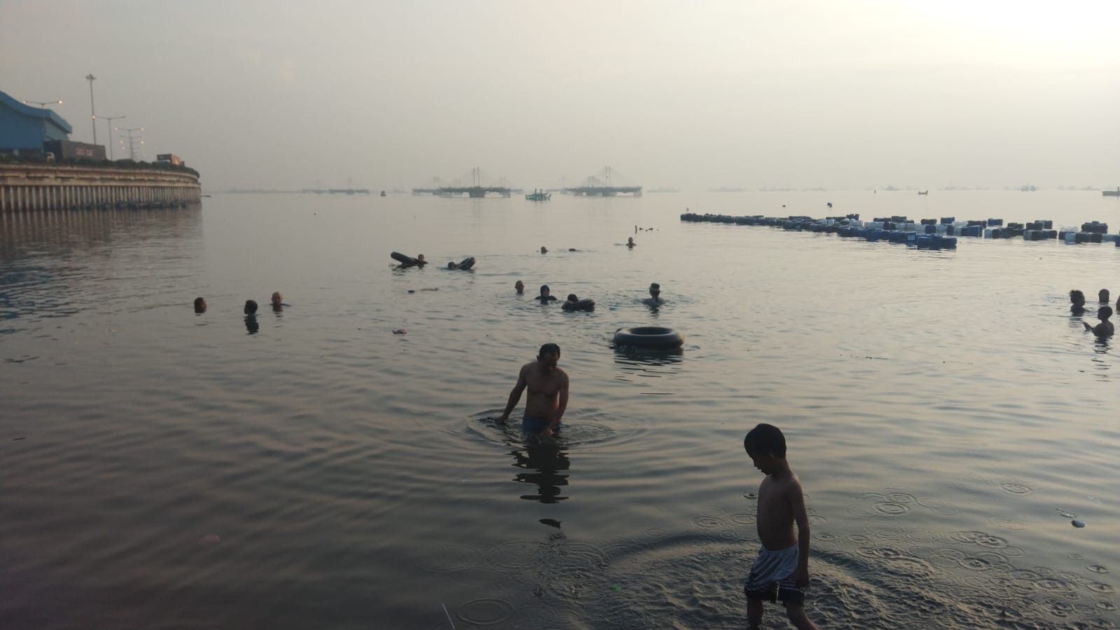 Pantai Kalibaru Ramai Sejak Subuh, Warga Jalani Terapi Berendam Air Laut