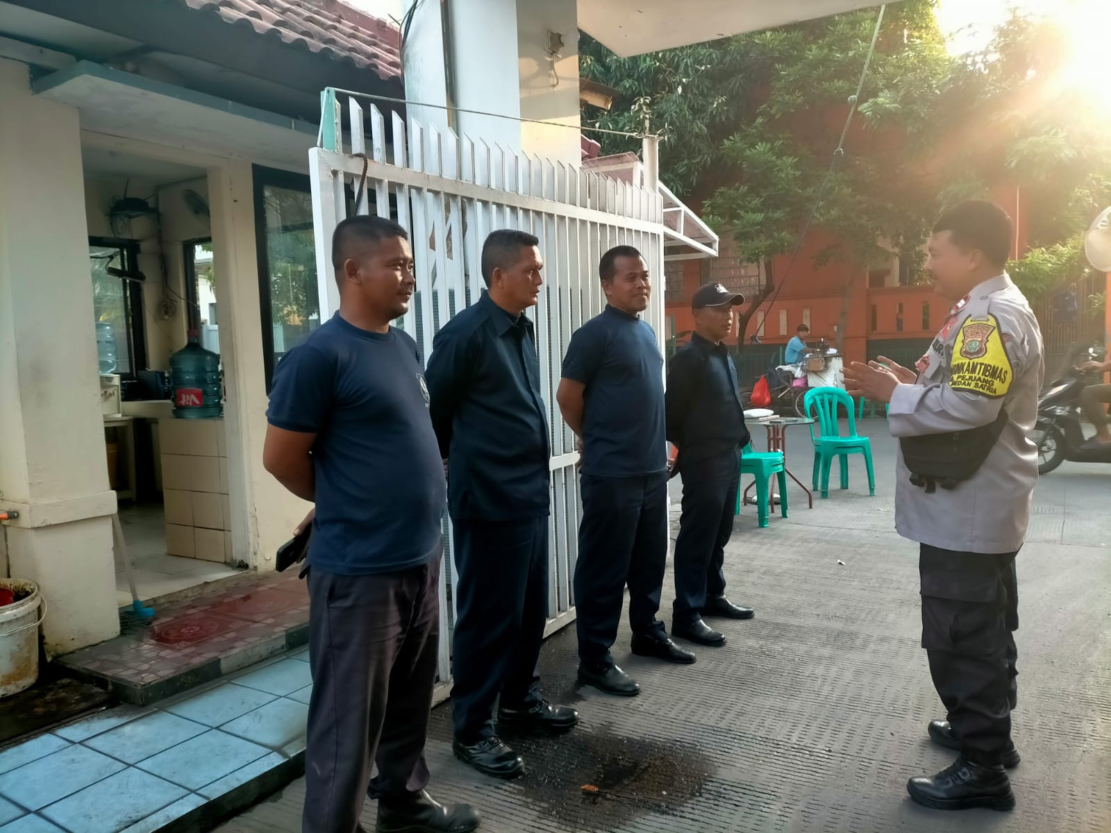 BHABINKAMTIBMAS KELURAHAN PEJUANG LAKSANAKAN PATROLI DAN PEMBINAAN WARGA UNTUK CIPTAKAN SITUASI KAMTIBMAS KONDUSIF
