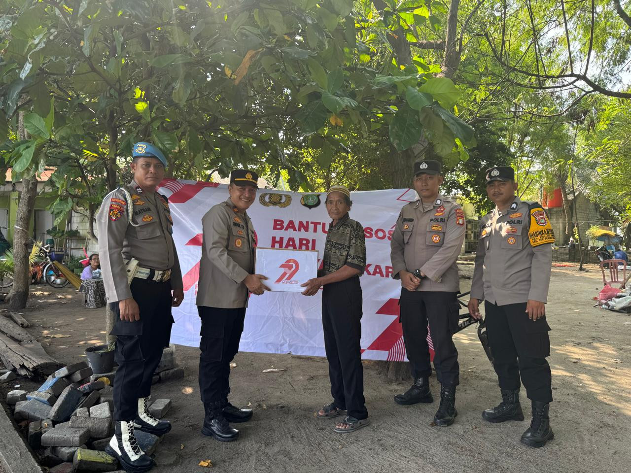 Baksos HUT Bhayangkara ke-79, Polsek Kepulauan Seribu Selatan Sambangi Warga dan Tokoh Masyarakat di Pulau Pari