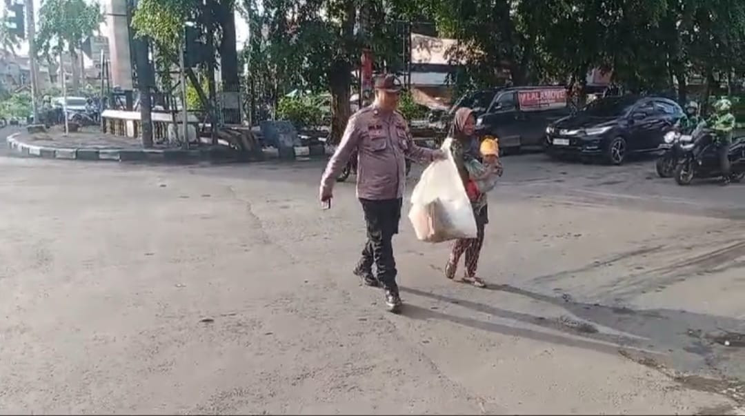 Bhabinkamtibmas Polsek Kelapa Gading Bantu Ibu dan Anak Menyebrang di Tengah Padatnya Lalu Lintas