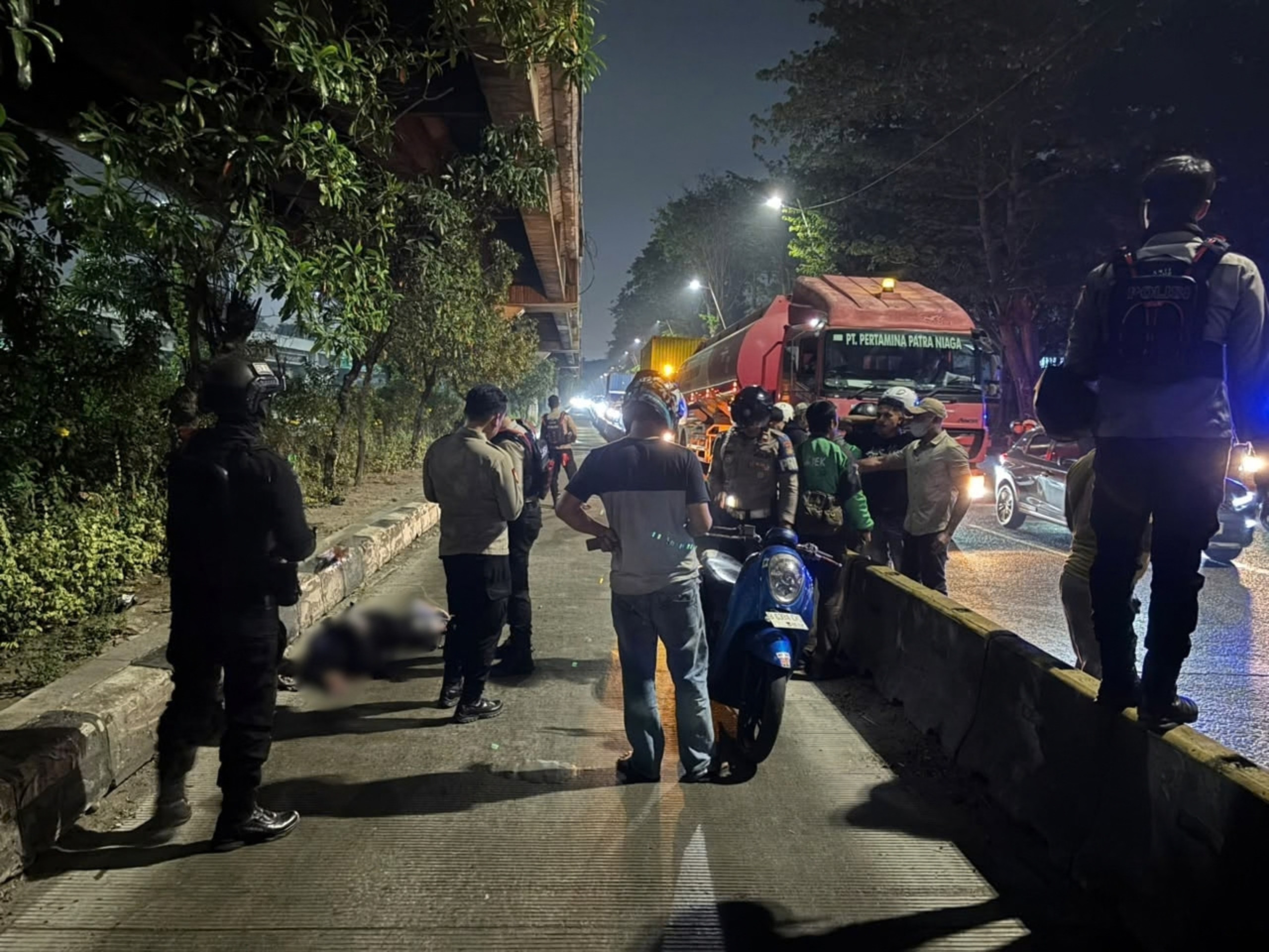 Brimob Metro Jaya Evakuasi Korban Laka di Jalur Trans Jakarta