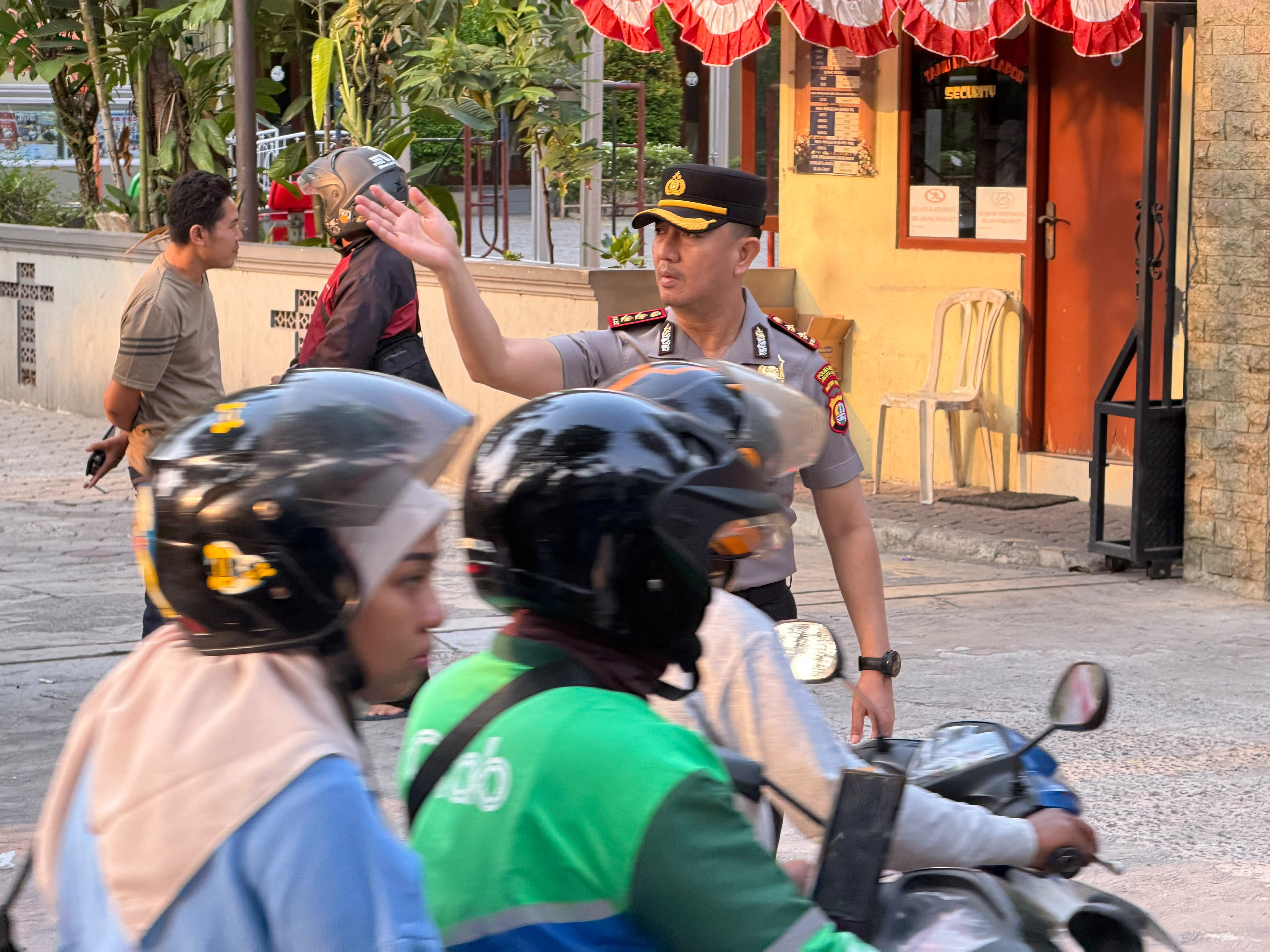 Cegah Kemacetan dan Antisipasi Kriminalitas, Wakapolres Metro Jakarta Utara Pimpin Pelayanan Pagi