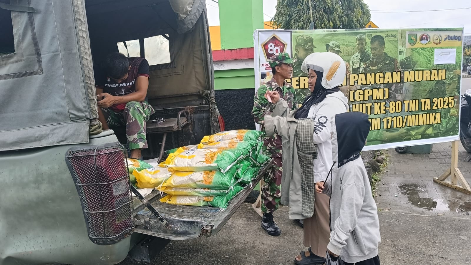 Jaga Kestabilan Harga Beras, Para Babinsa Dari Kodim 1710/Mimika Bekerja Sama Dengan Perum Bulog Terus Menjual Beras SPHP Untuk Warga Mimika