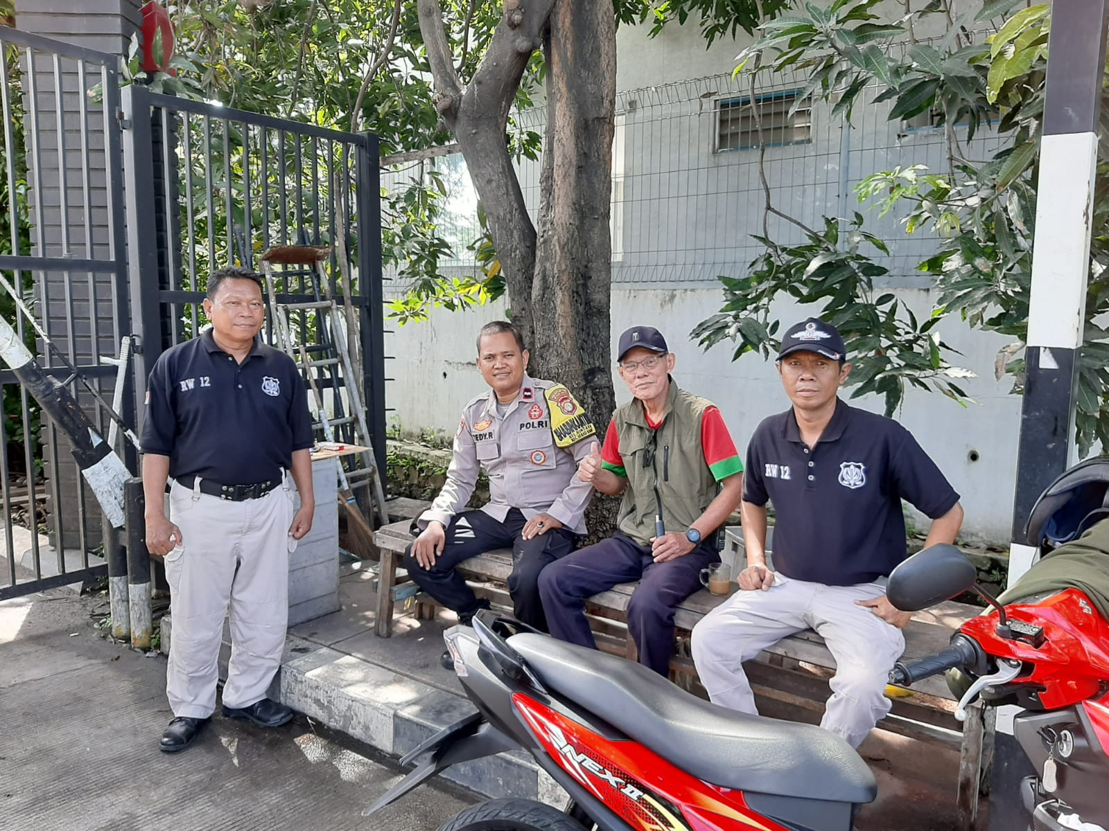 Bhabinkamtibmas Sambangi Pos Keamanan RW 012, Perkuat Sinergi Demi Lingkungan Aman