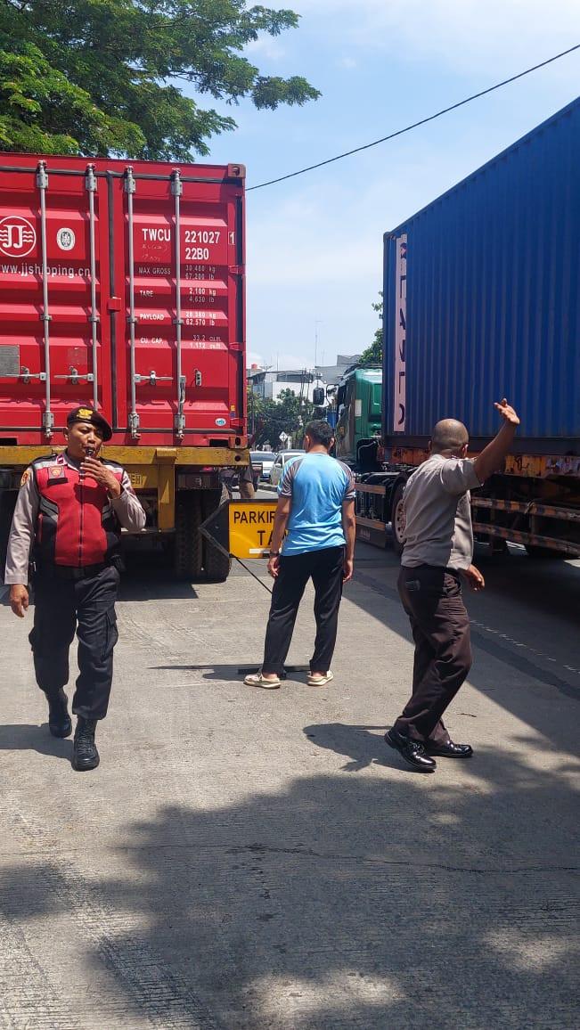 Truk Kontainer Mogok Akibat Rem Macet, Kapolsek Metro Penjaringan Pastikan Arus Lalin Kembali Normal