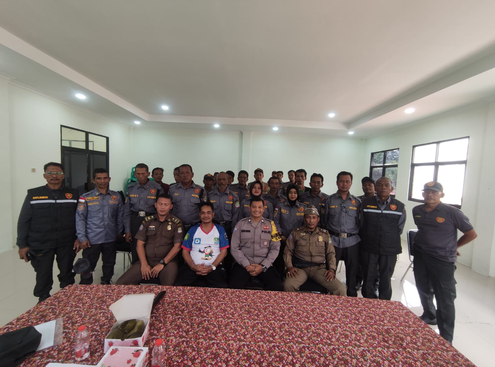 Perkuat Pengamanan Swakarsa, Bhabinkamtibmas Polsek Bantargebang Hadiri Pembinaan dan Pemilihan Danton Linmas Kelurahan Mustikasari