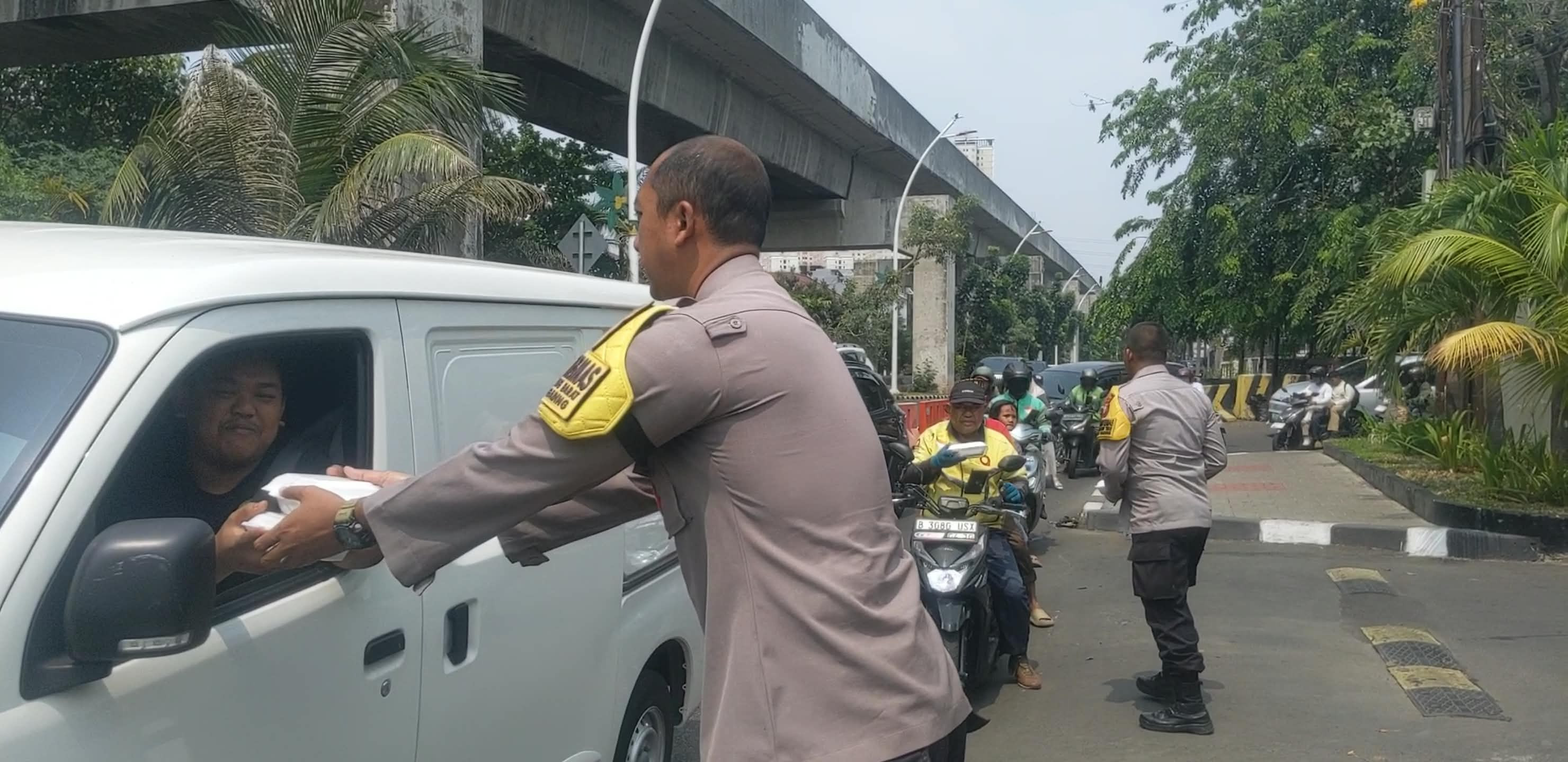 Jumat Peduli, Polsek Kelapa Gading Bagikan 50 Nasi Kotak kepada Ojol dan Warga