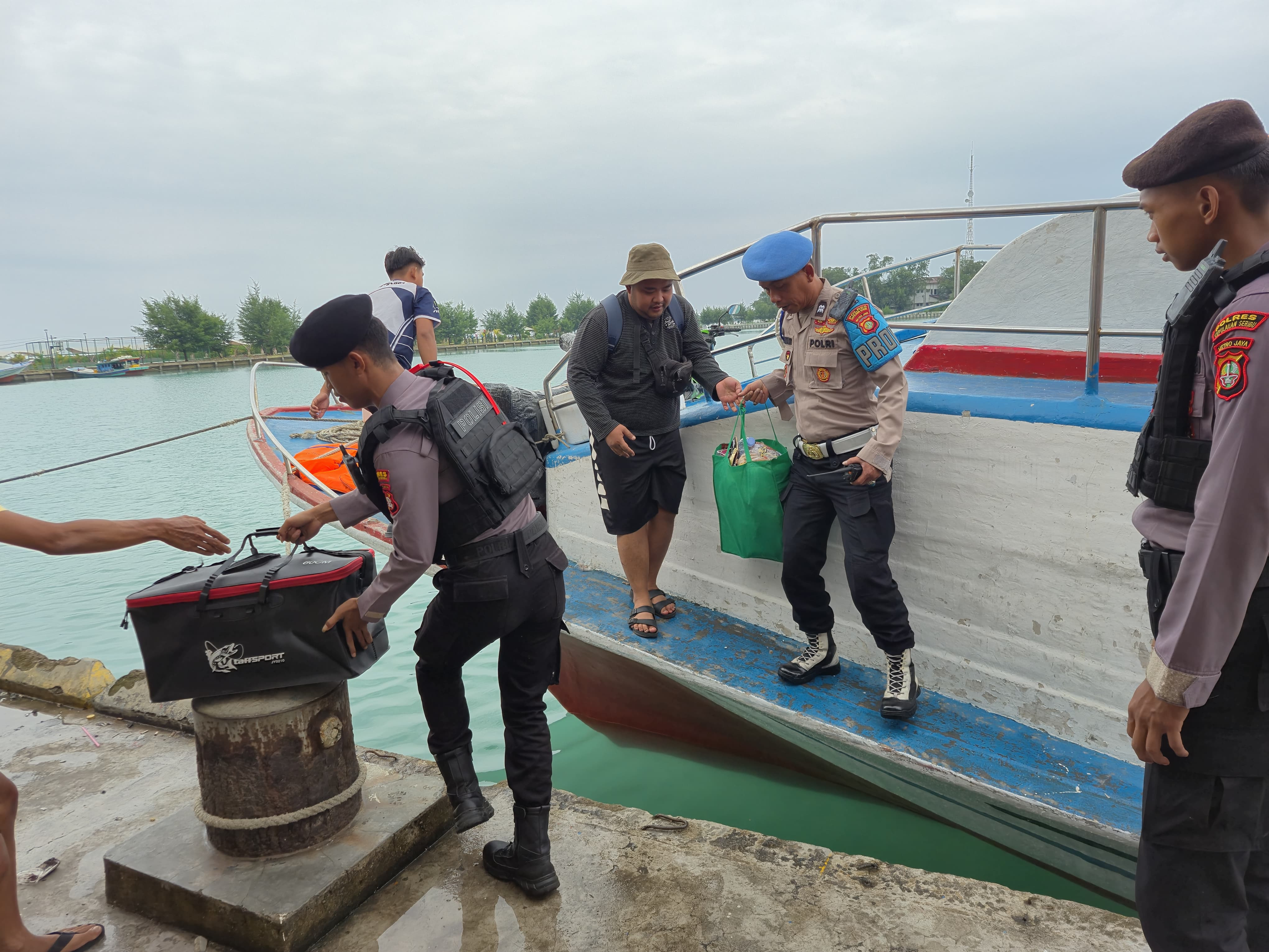 Polisi Baik Bantu Penumpang Turun dari Kapal, Wujud Pengamanan Humanis di Dermaga Kepulauan Seribu Utara