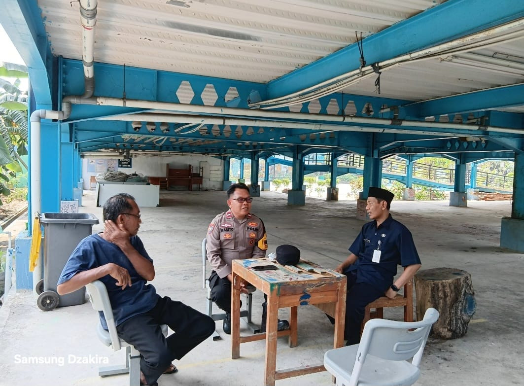 Bhabinkamtibmas Pulau Untung Jawa Sosialisasikan Layanan Darurat 110 kepada Warga