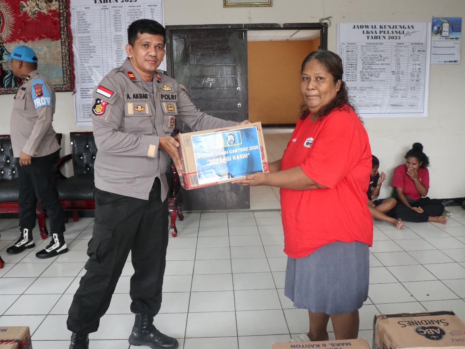 Satgas Damai Cartenz perkuat kepedulian untuk anak Papua lewat bakti sosial di panti asuhan