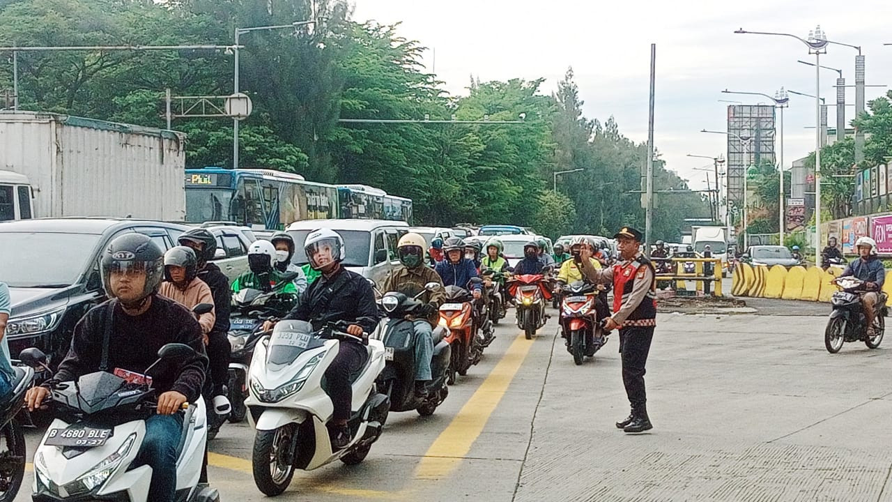 Pelayanan Prima Polsek Penjaringan: Antisipasi Kemacetan, Wujud Nyata Polisi Hadir untuk Masyarakat