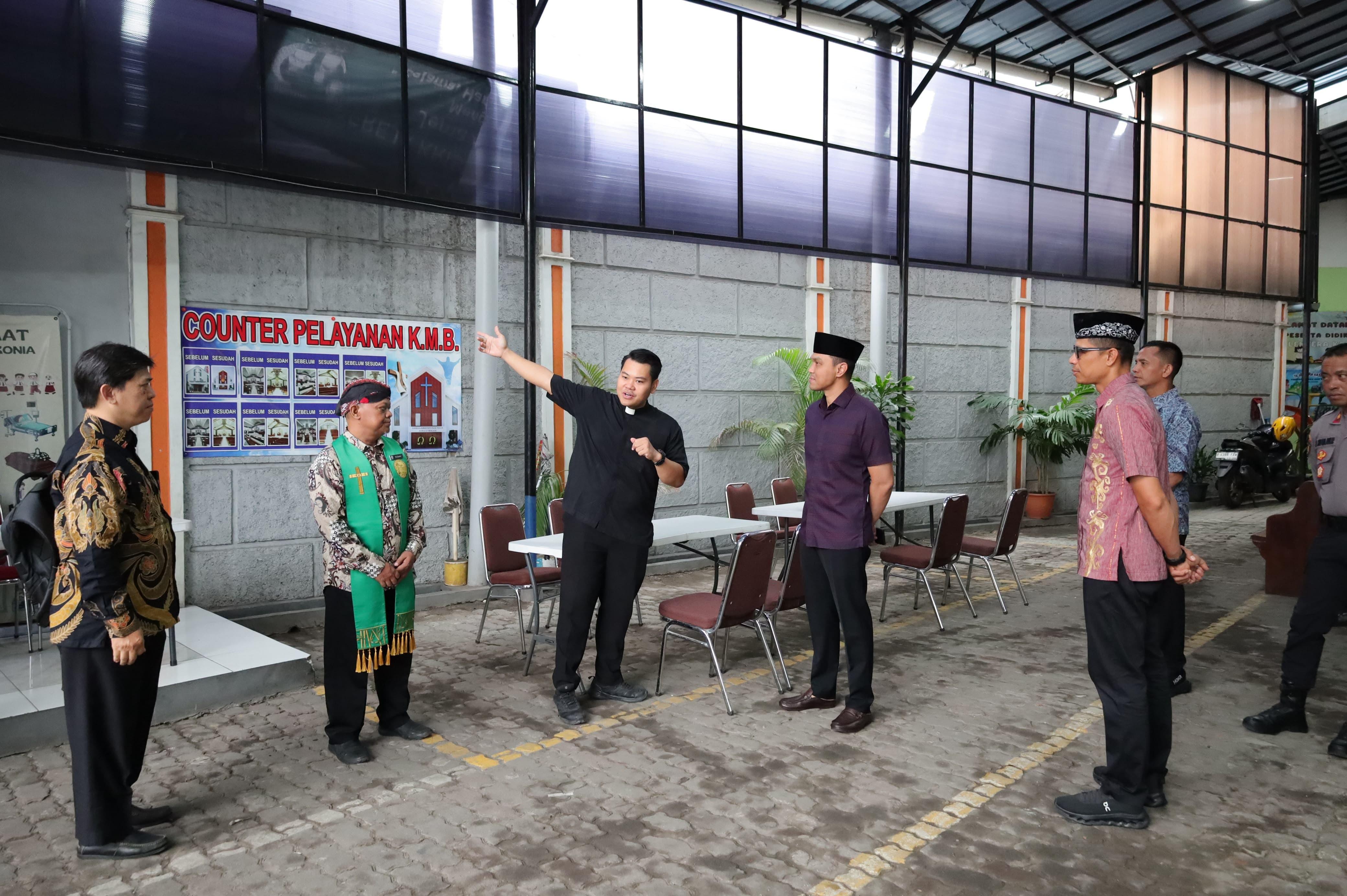Minggu Kasih, Kapolres Metro Bekasi Kota Pererat Silahturahmi dengan Jemaat Gereja Kristen Pasundan