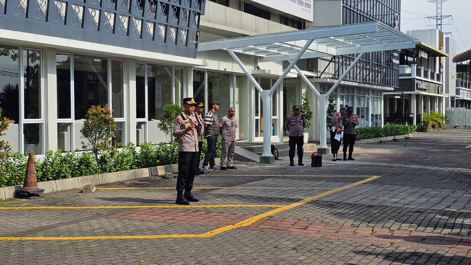 Amankan Unjuk Rasa, Polres Metro Bekasi Kota Siagakan Personel Gabungan di Harapan Indah Medan Satria 
