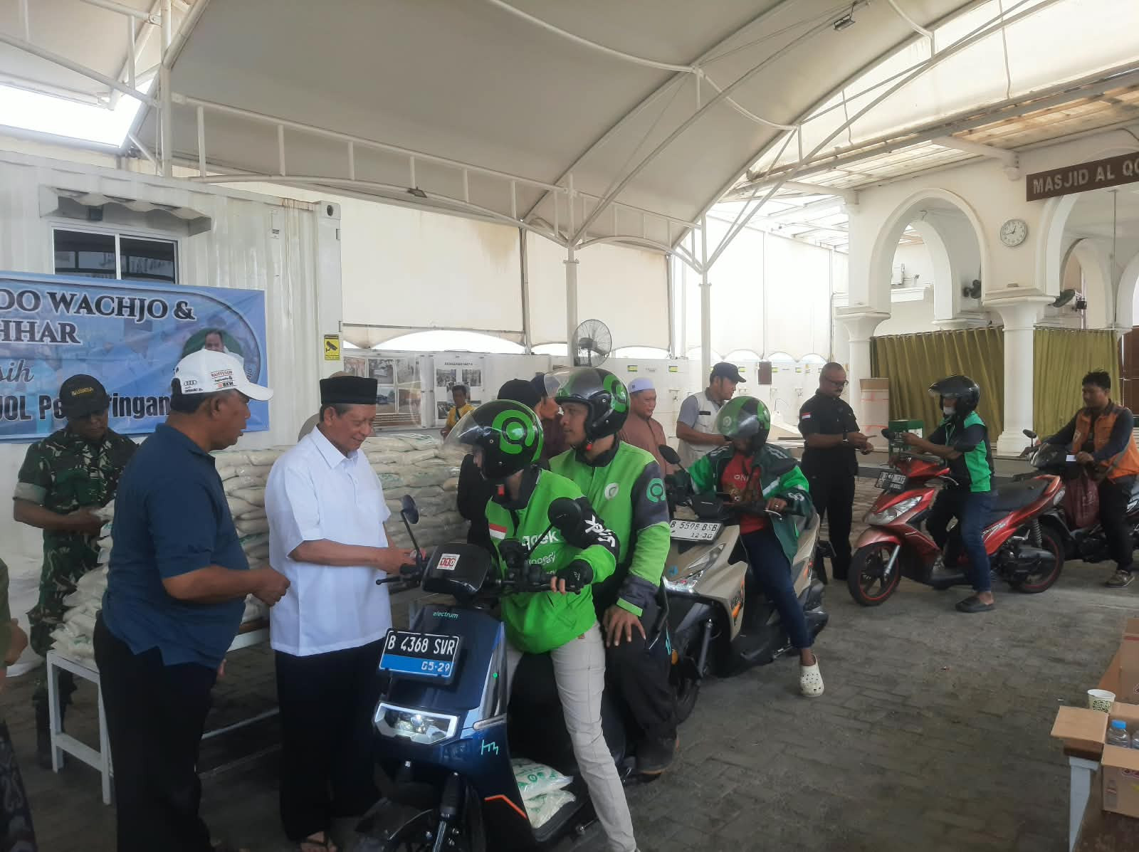 Polsek Metro Penjaringan Gelar Pengaman Bakti Sosial Pembagian Sembako untuk Ojol