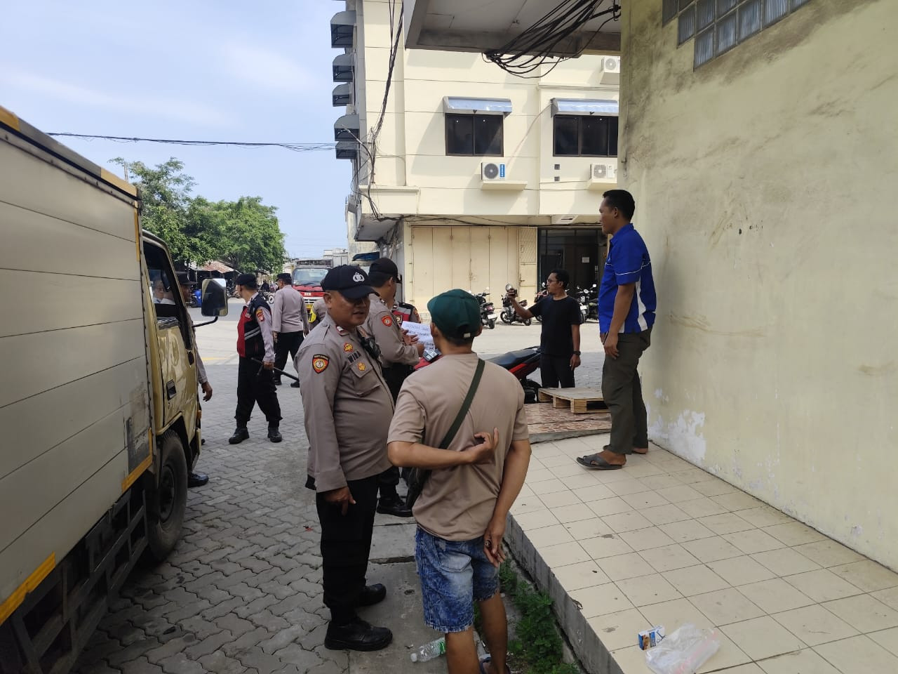 Polsek Pademangan Gelar Patroli Jalan Kaki di Kawasan Ruko Permata Ancol untuk Perkuat Program “Jaga Lingkungan”