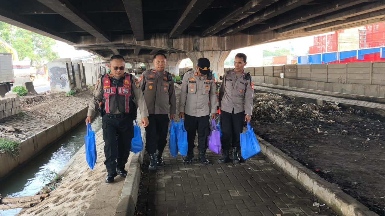 Jumat Peduli, Polsek Pademangan Salurkan Sembako kepada Warga Penghuni Kolong Tol Lodan Raya